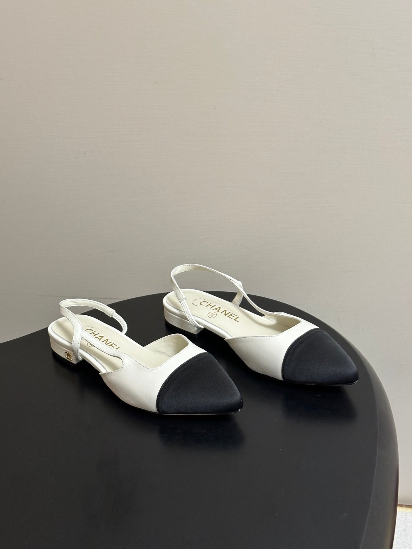 CHANEL 26S POINTED TOE SLINGBACKS IN WHITE LAMBSKIN AND BLACK FABRIC