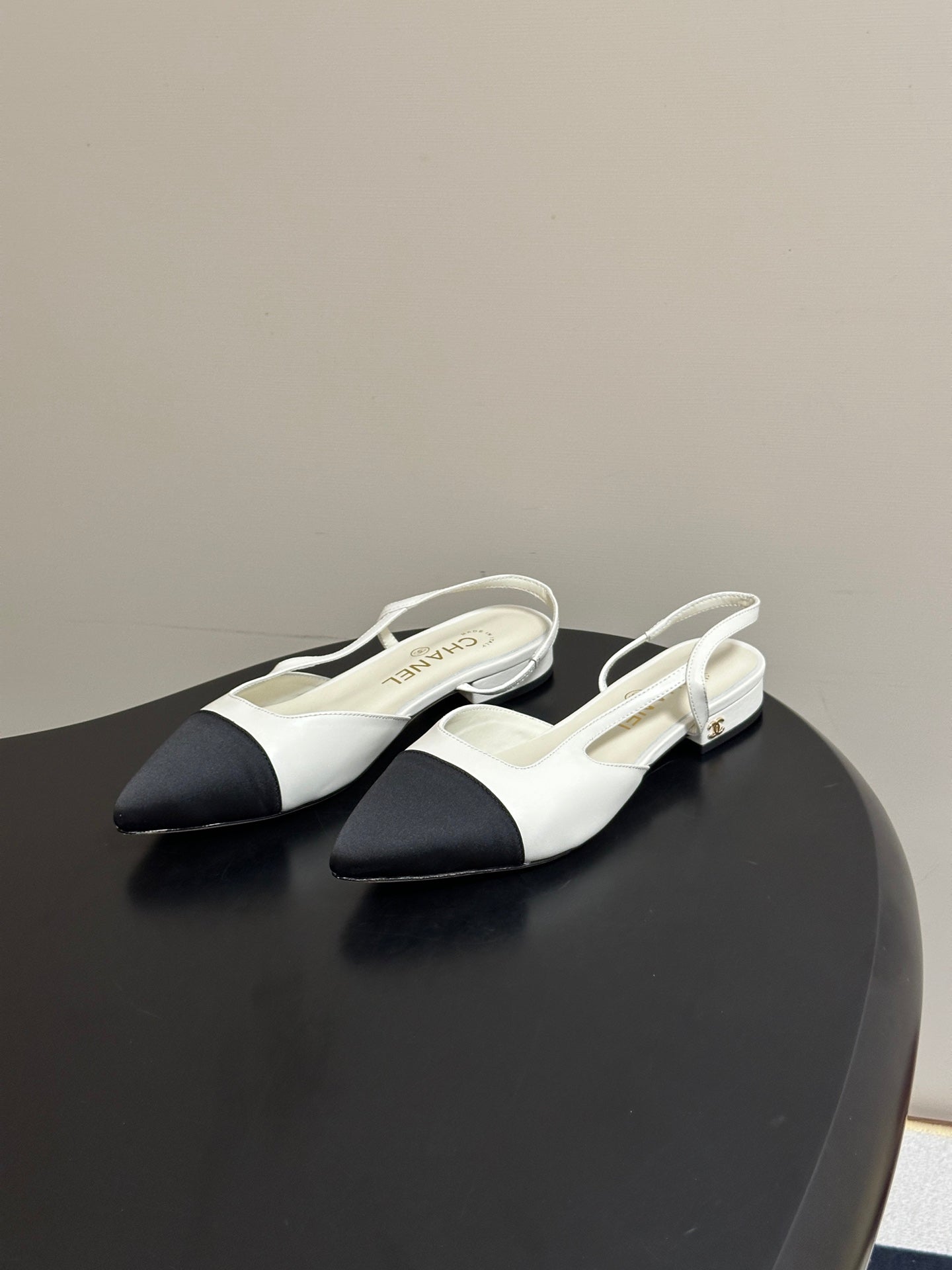 CHANEL 26S POINTED TOE SLINGBACKS IN WHITE LAMBSKIN AND BLACK FABRIC