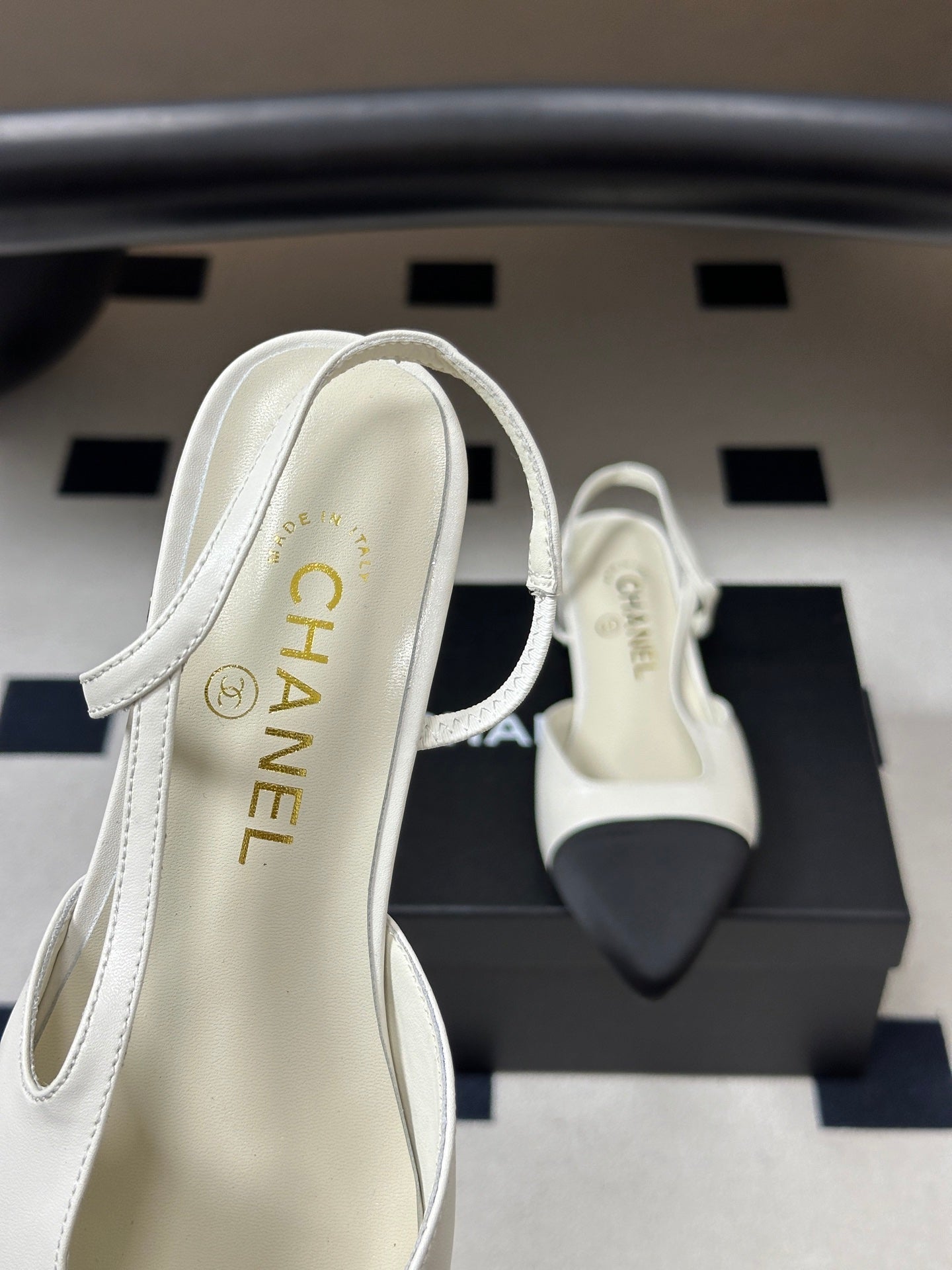 CHANEL 26S POINTED TOE SLINGBACKS IN WHITE LAMBSKIN AND BLACK FABRIC
