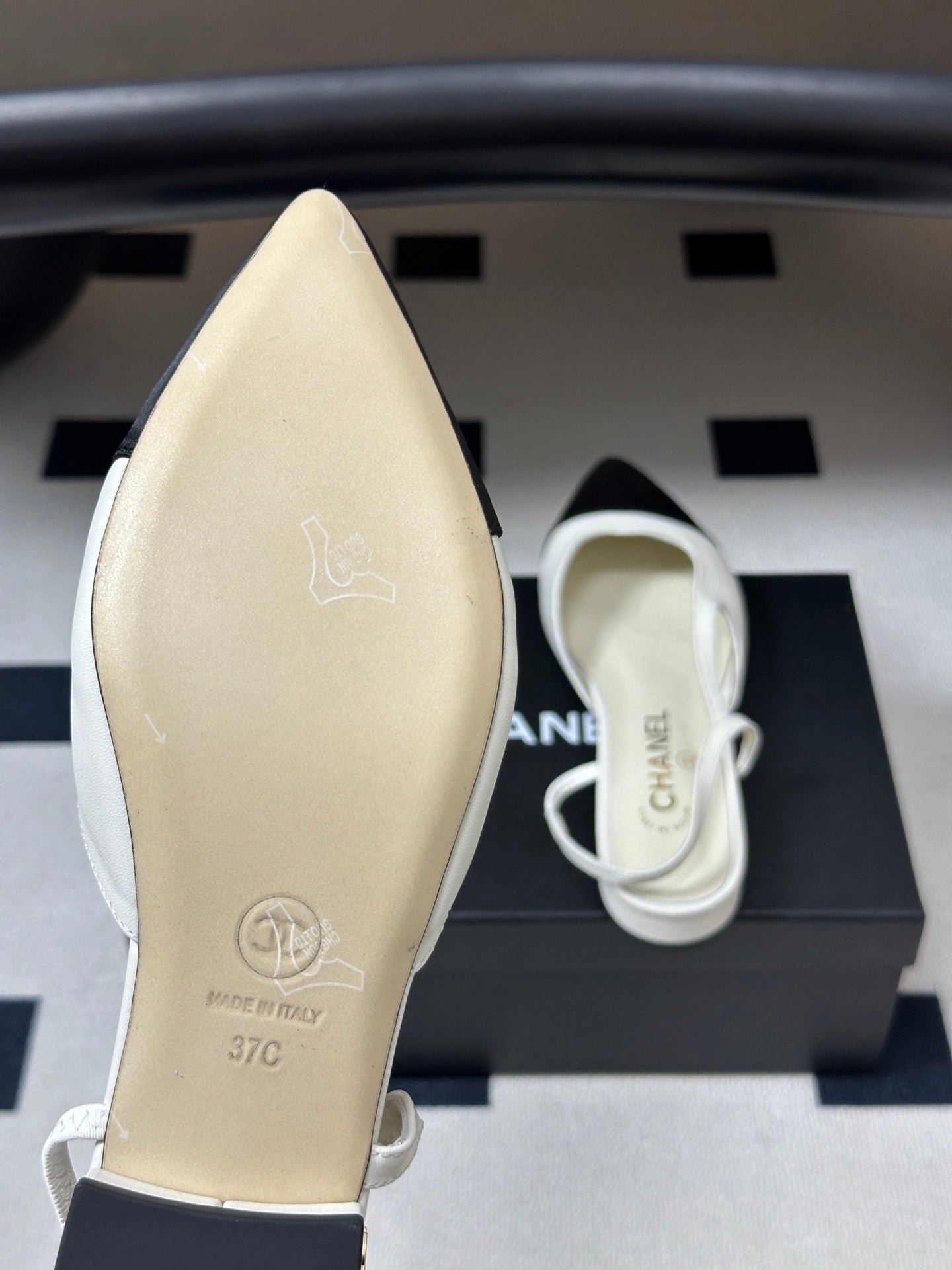 CHANEL 26S POINTED TOE SLINGBACKS IN WHITE LAMBSKIN AND BLACK FABRIC
