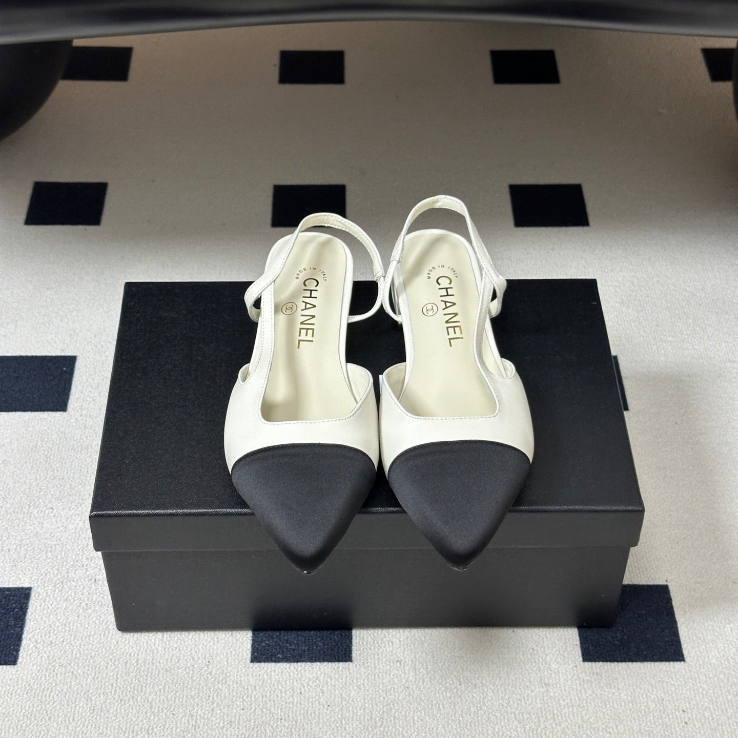 CHANEL 26S POINTED TOE SLINGBACKS IN WHITE LAMBSKIN AND BLACK FABRIC