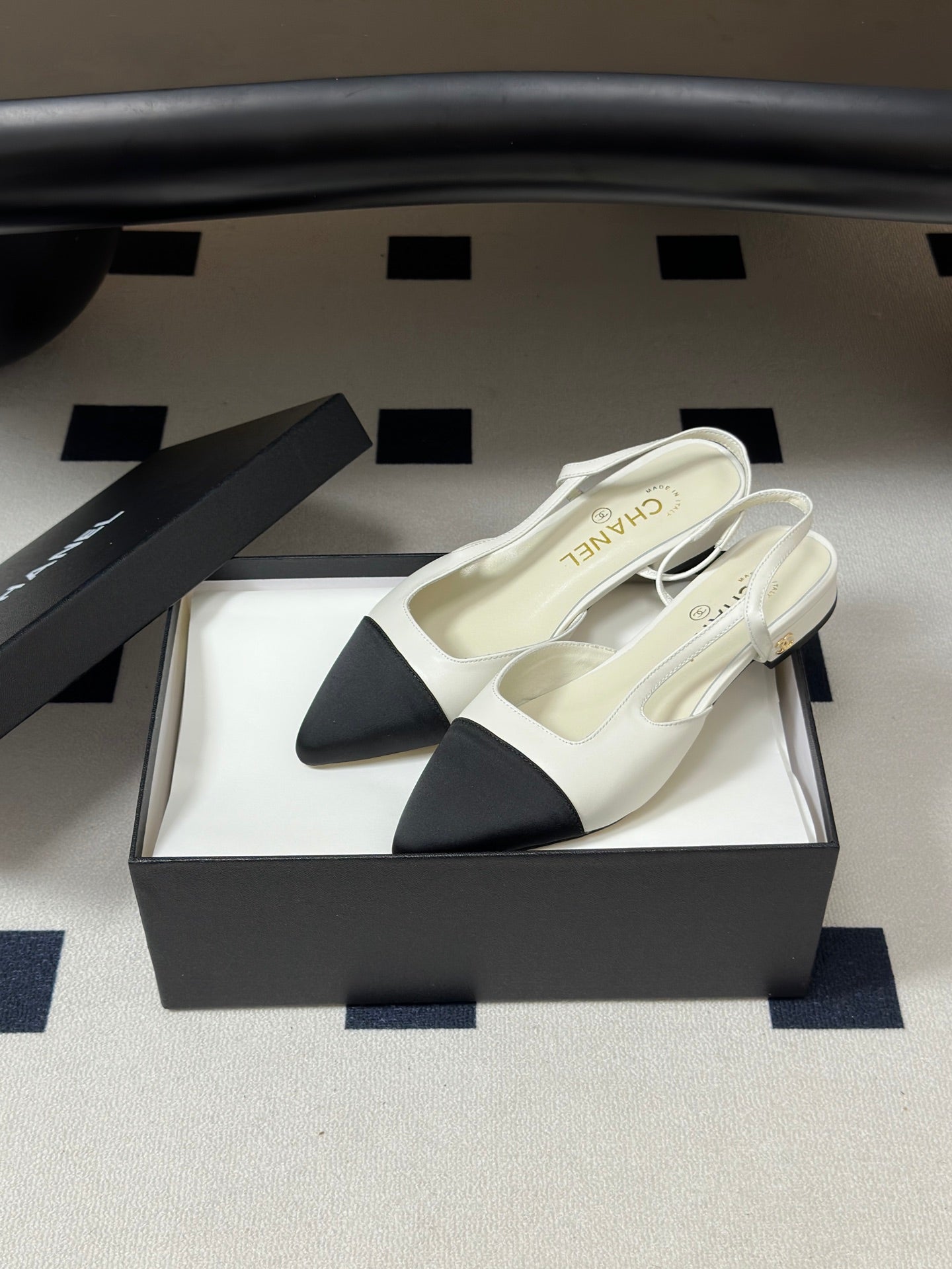 CHANEL 26S POINTED TOE SLINGBACKS IN WHITE LAMBSKIN AND BLACK FABRIC