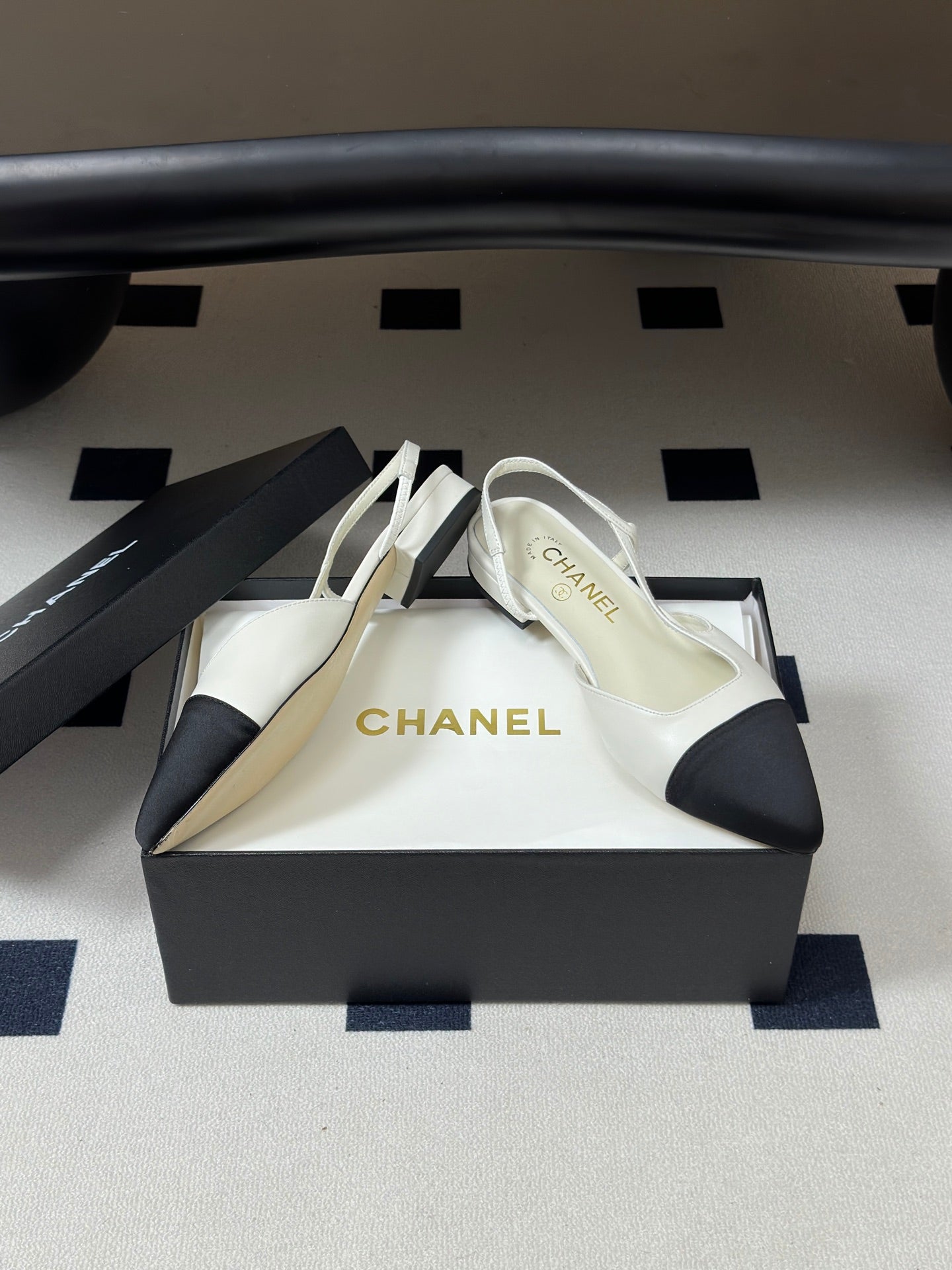 CHANEL 26S POINTED TOE SLINGBACKS IN WHITE LAMBSKIN AND BLACK FABRIC