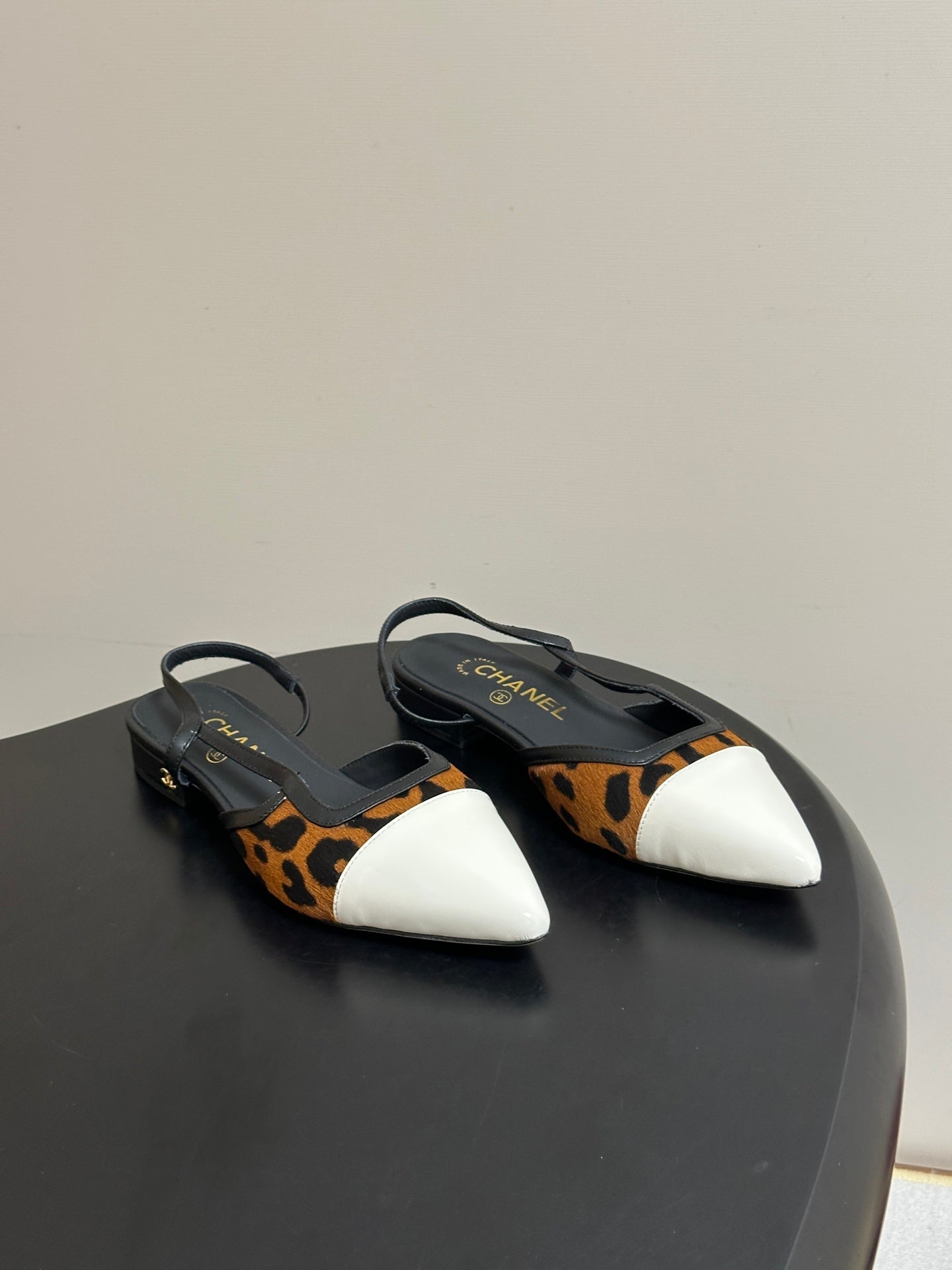 CHANEL 26S POINTED TOE SLINGBACKS IN BROWN PONY HAIR AND WHITE LAMBSKIN
