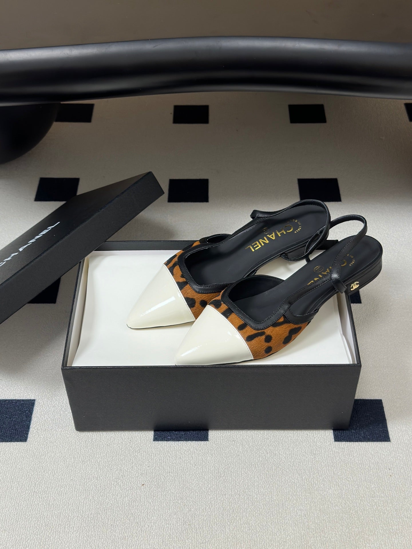 CHANEL 26S POINTED TOE SLINGBACKS IN BROWN PONY HAIR AND WHITE LAMBSKIN