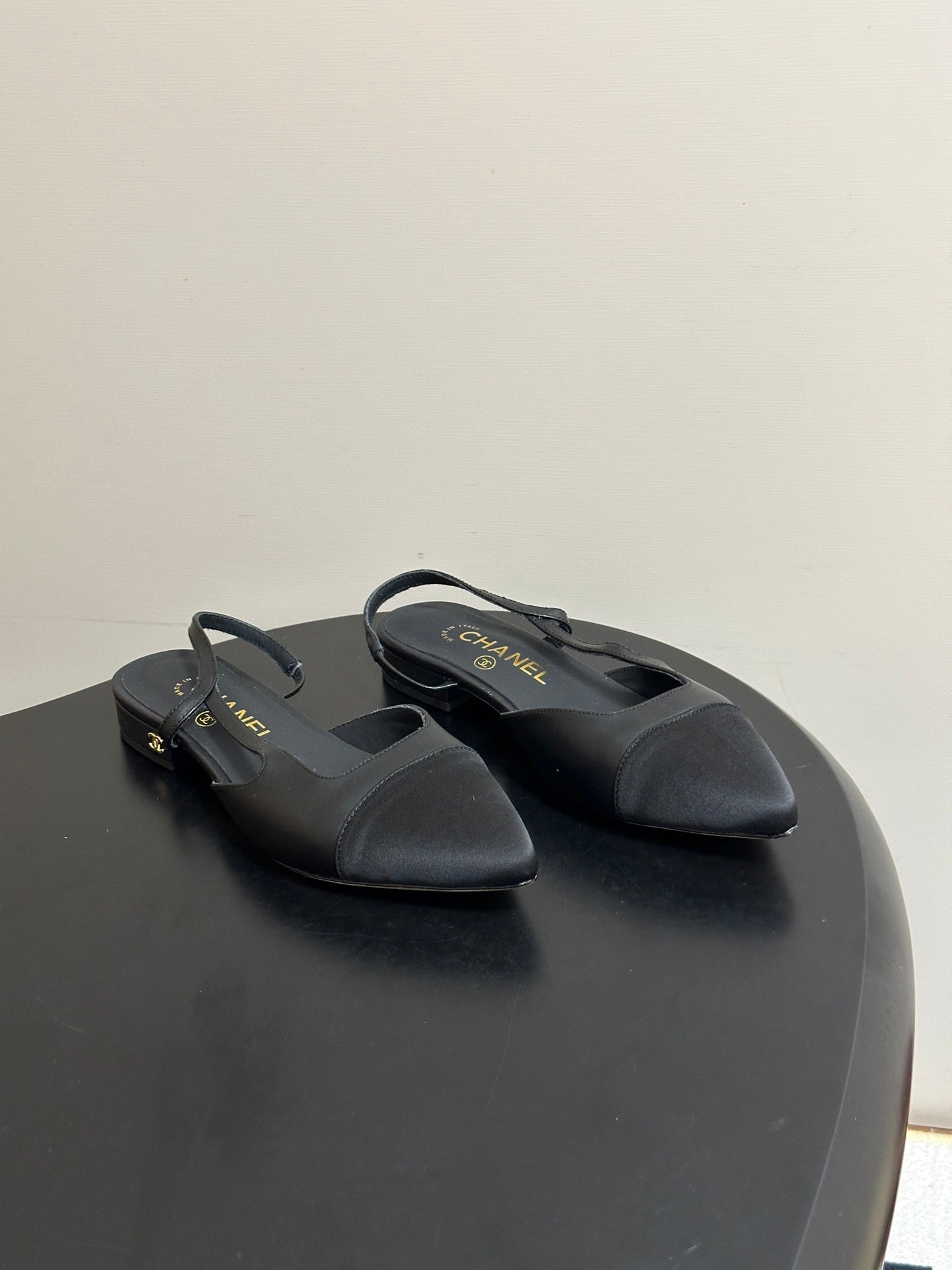 CHANEL 26S POINTED TOE SLINGBACKS IN BLACK LAMBSKIN AND FABRIC