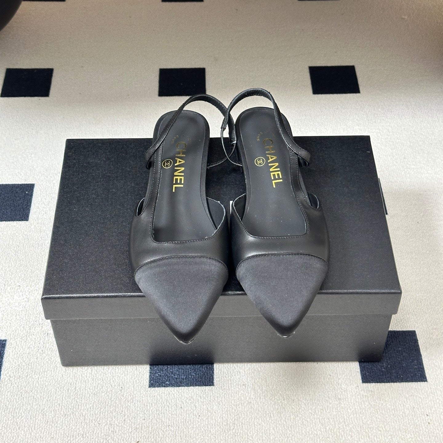 CHANEL 26S POINTED TOE SLINGBACKS IN BLACK LAMBSKIN AND FABRIC