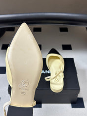 CHANEL 26S POINTED TOE SLINGBACKS IN CREAM LAMBSKIN AND BLACK FABRIC