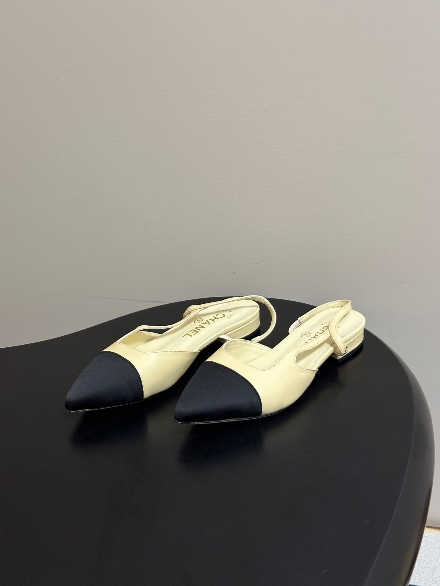 CHANEL 26S POINTED TOE SLINGBACKS IN CREAM LAMBSKIN AND BLACK FABRIC