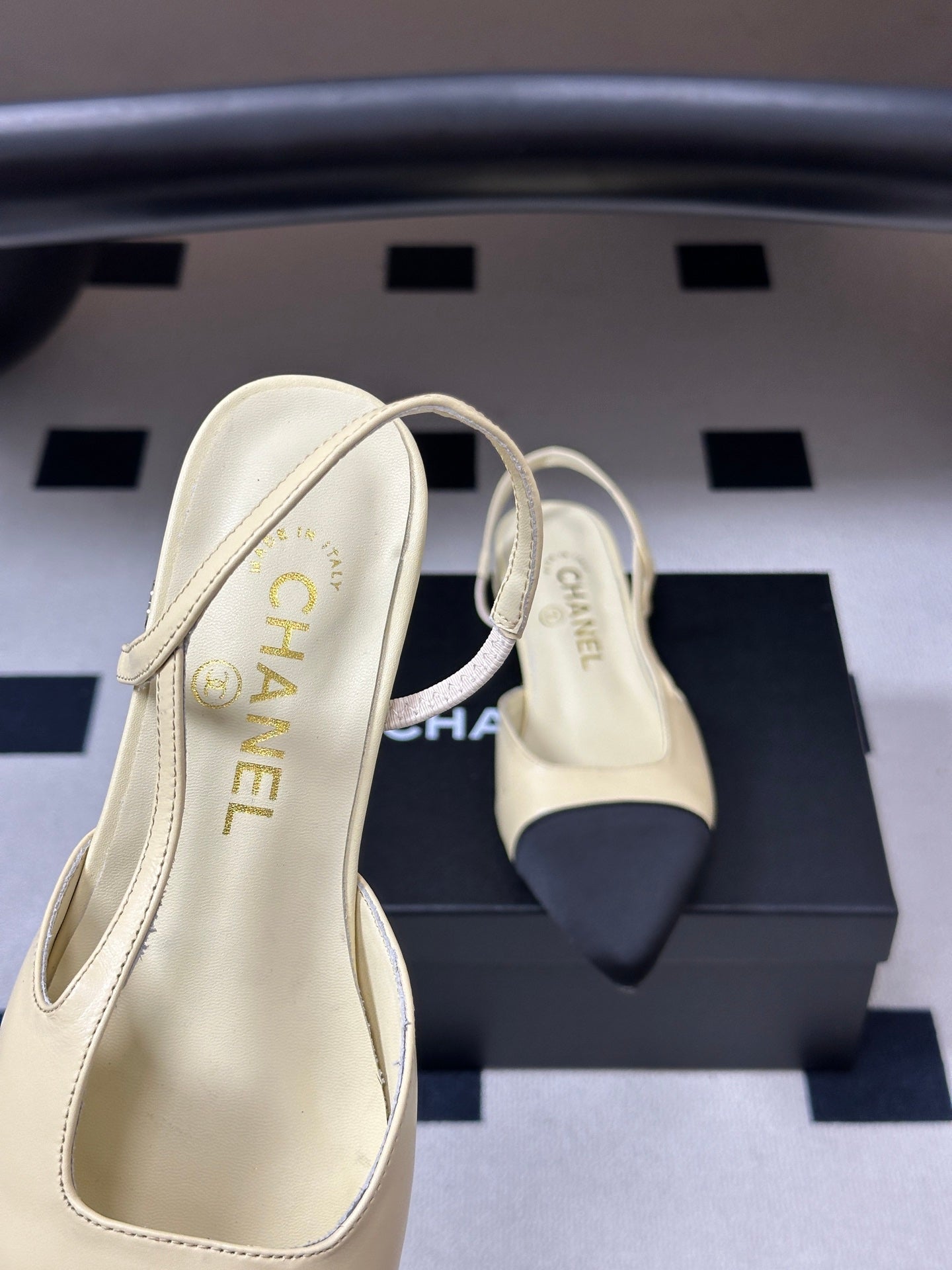 CHANEL 26S POINTED TOE SLINGBACKS IN CREAM LAMBSKIN AND BLACK FABRIC