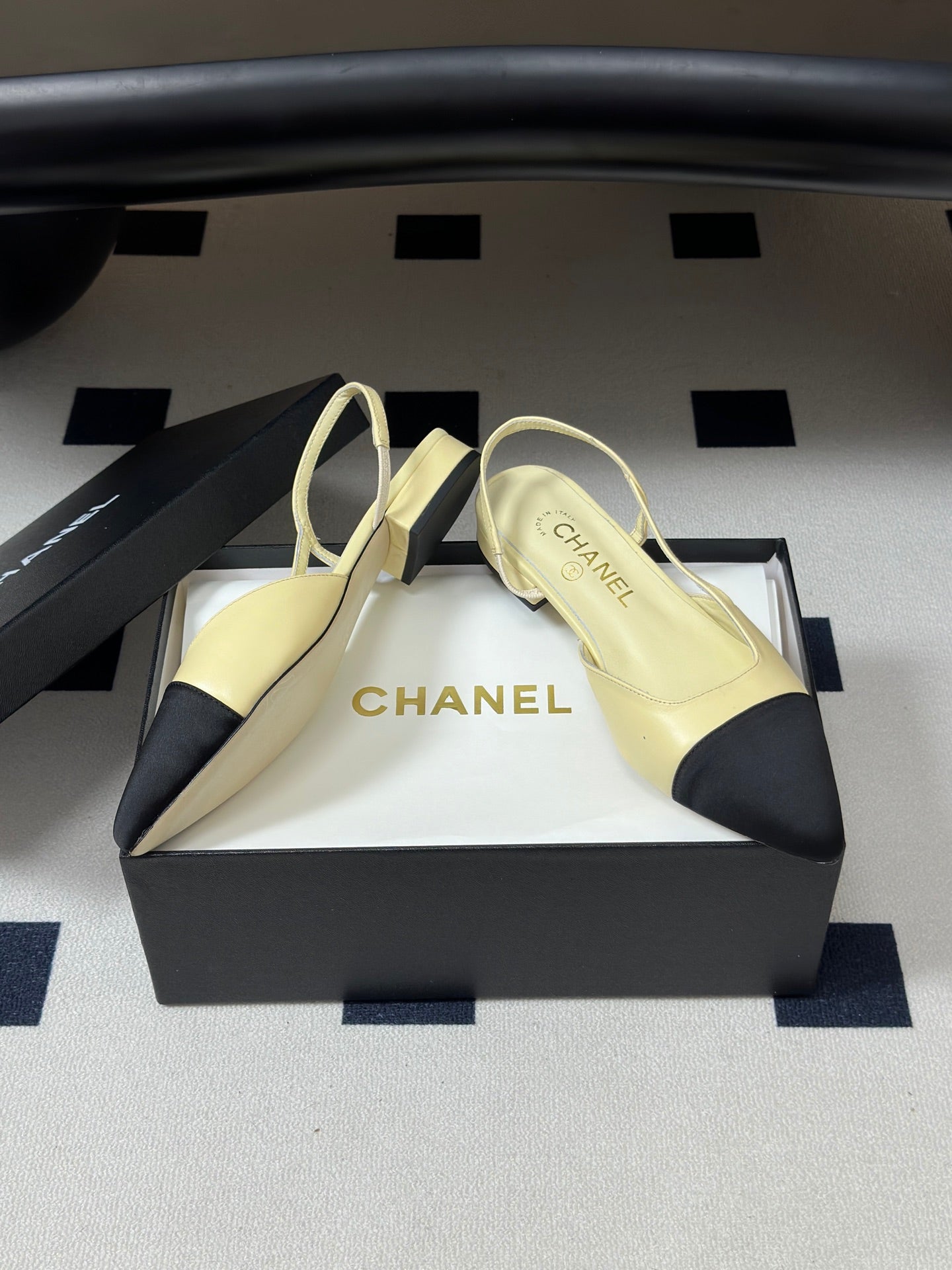 CHANEL 26S POINTED TOE SLINGBACKS IN CREAM LAMBSKIN AND BLACK FABRIC