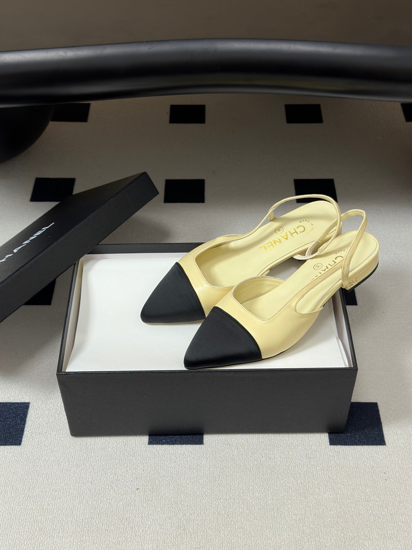 CHANEL 26S POINTED TOE SLINGBACKS IN CREAM LAMBSKIN AND BLACK FABRIC