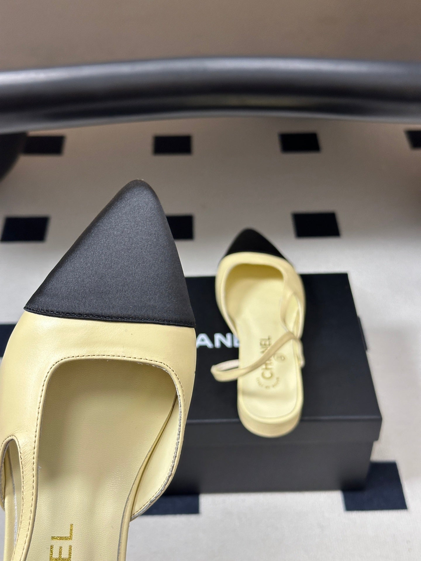 CHANEL 26S POINTED TOE SLINGBACKS IN CREAM LAMBSKIN AND BLACK FABRIC