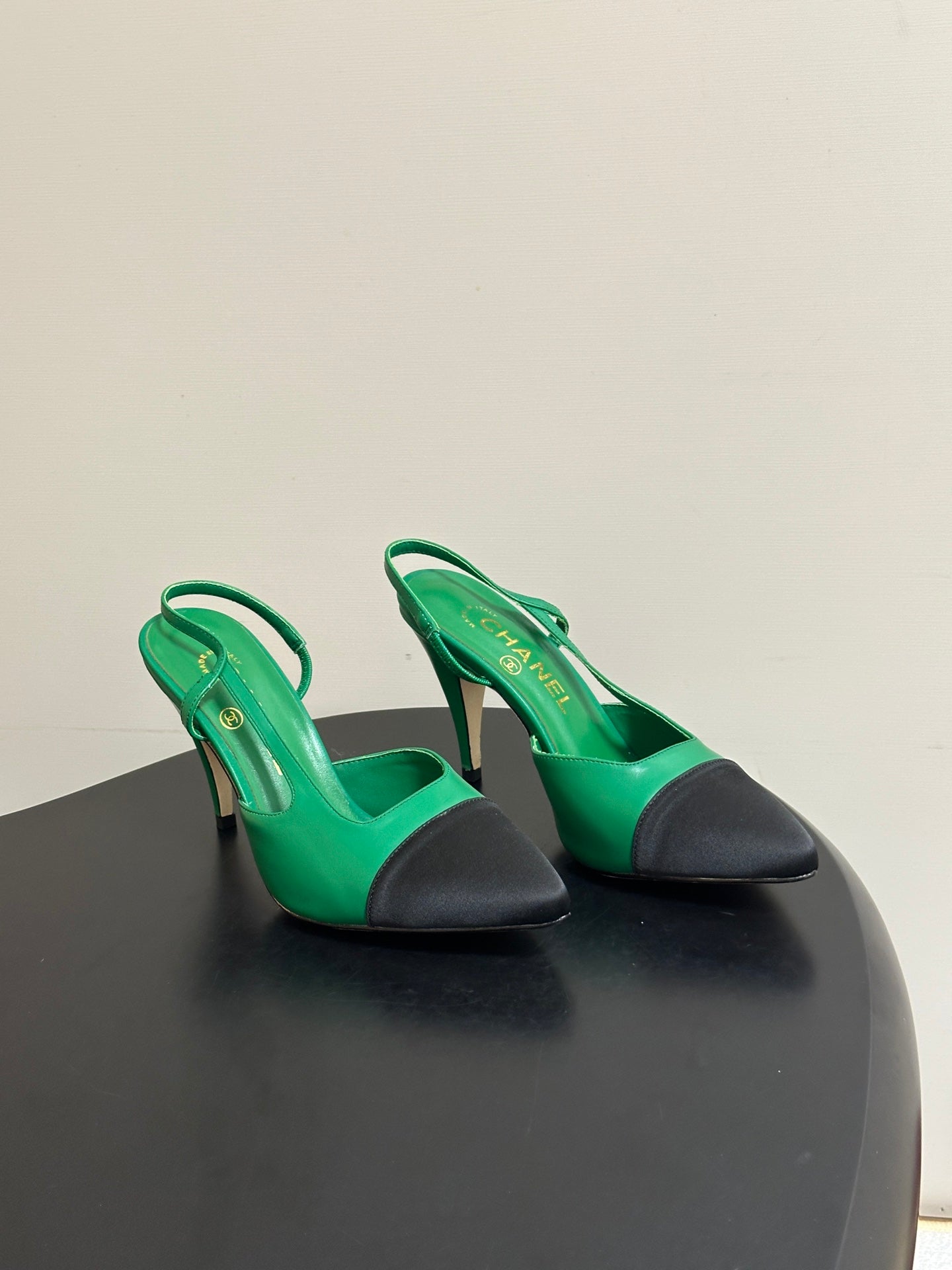 CHANEL 26S POINTED TOE HIGH HEEL SLINGBACKS 85 MM IN GREEN LAMBSKIN AND BLACK FABRIC