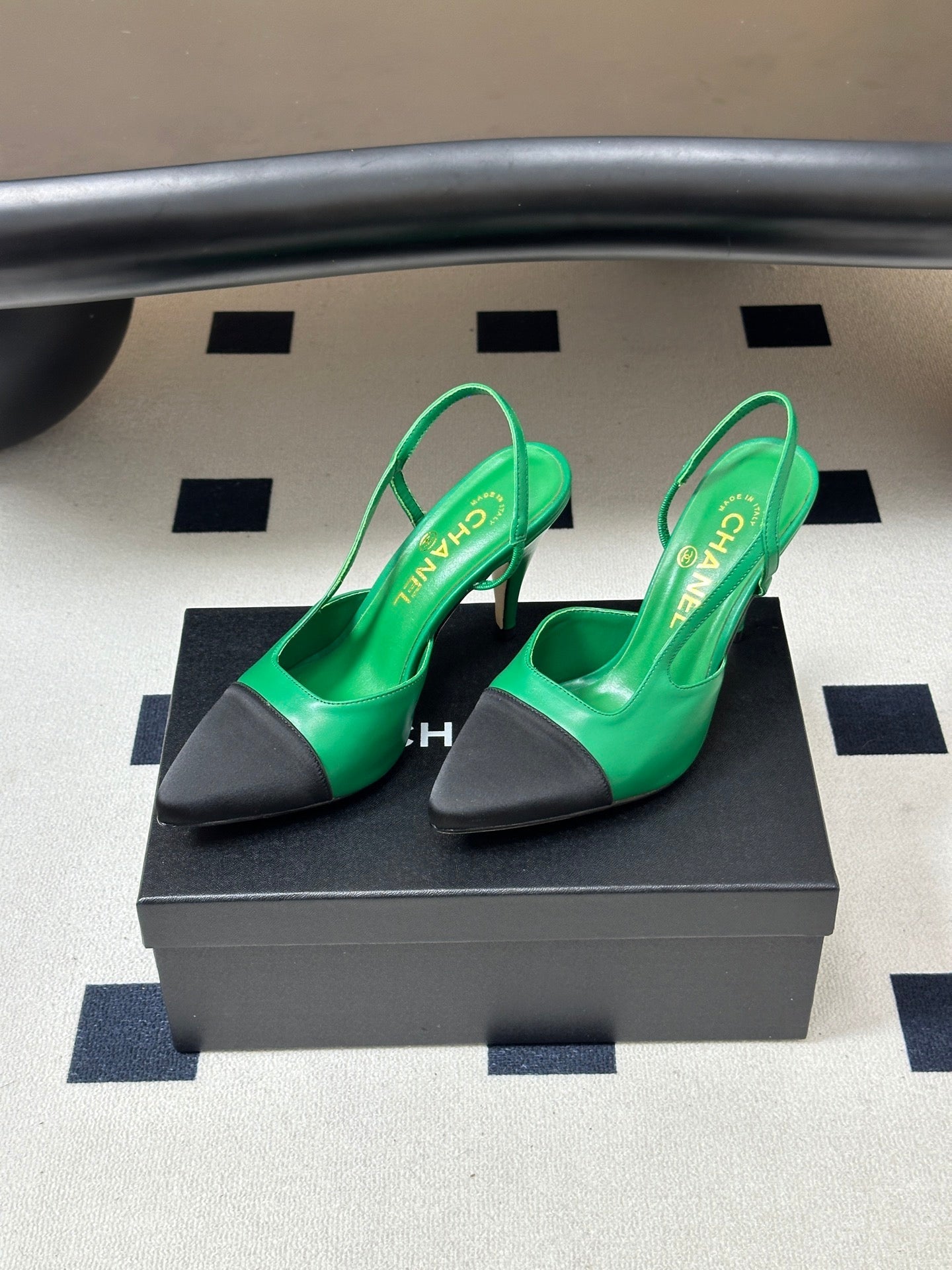 CHANEL 26S POINTED TOE HIGH HEEL SLINGBACKS 85 MM IN GREEN LAMBSKIN AND BLACK FABRIC