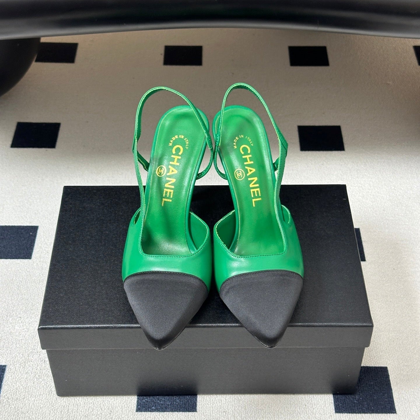 CHANEL 26S POINTED TOE HIGH HEEL SLINGBACKS 85 MM IN GREEN LAMBSKIN AND BLACK FABRIC