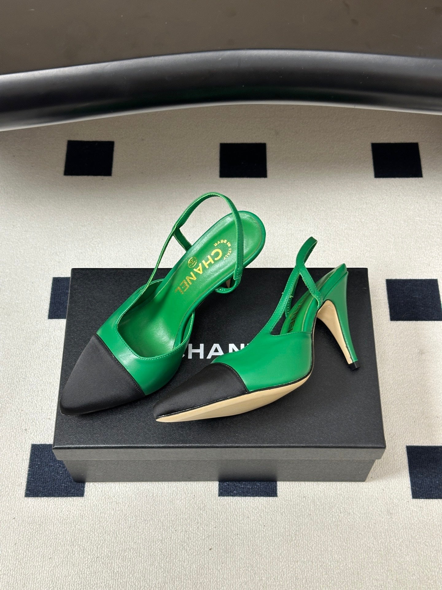 CHANEL 26S POINTED TOE HIGH HEEL SLINGBACKS 85 MM IN GREEN LAMBSKIN AND BLACK FABRIC