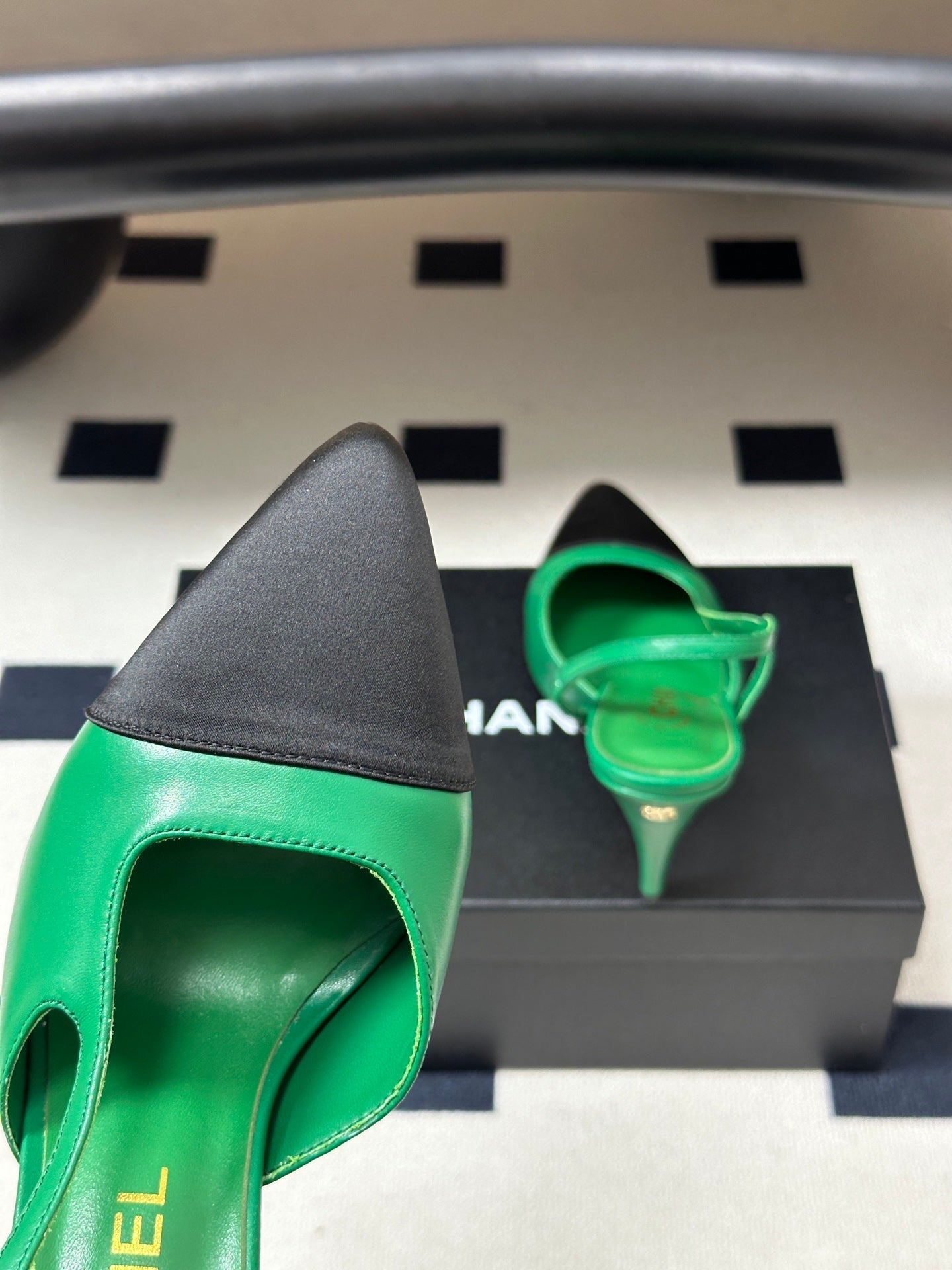 CHANEL 26S POINTED TOE HIGH HEEL SLINGBACKS 85 MM IN GREEN LAMBSKIN AND BLACK FABRIC