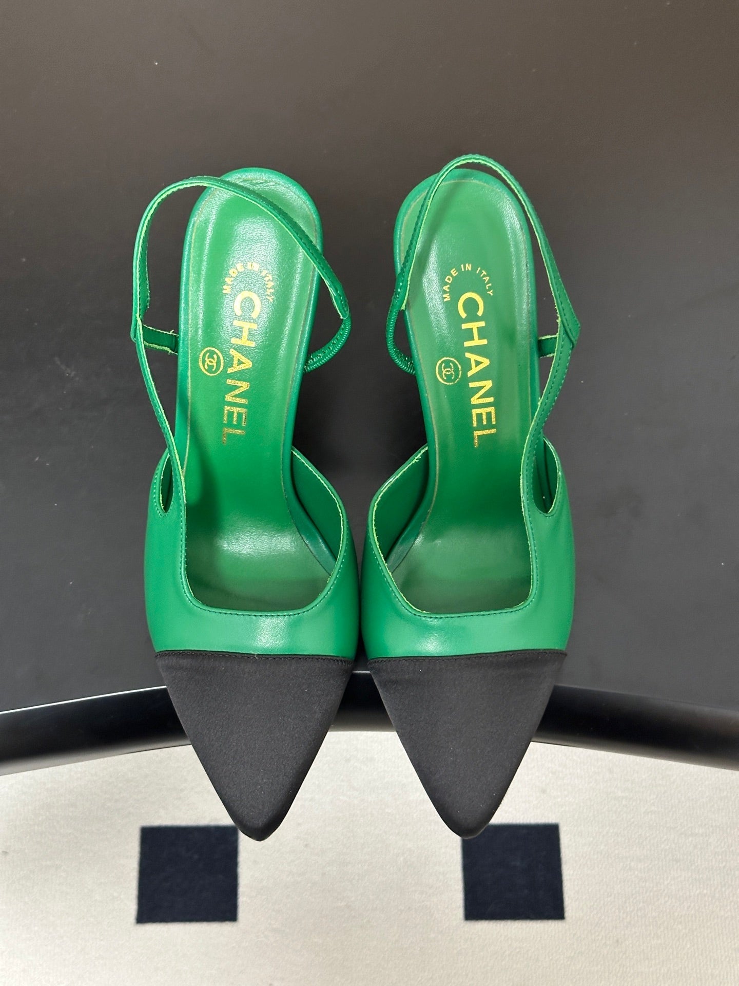 CHANEL 26S POINTED TOE HIGH HEEL SLINGBACKS 85 MM IN GREEN LAMBSKIN AND BLACK FABRIC