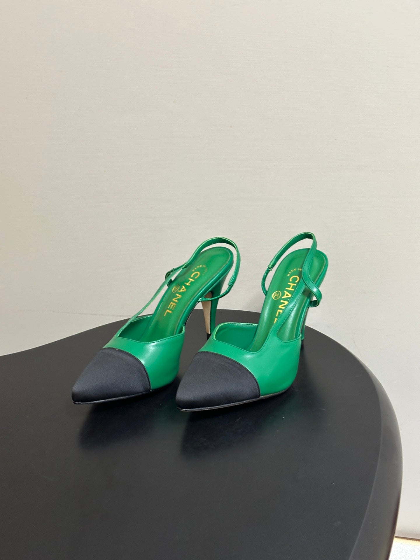 CHANEL 26S POINTED TOE HIGH HEEL SLINGBACKS 85 MM IN GREEN LAMBSKIN AND BLACK FABRIC