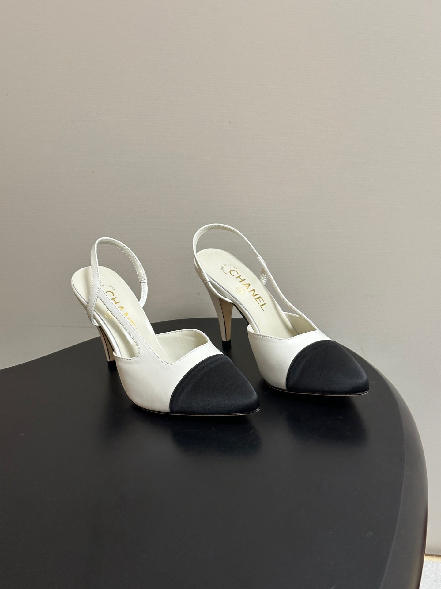 CHANEL 26S POINTED TOE HIGH HEEL SLINGBACKS 85 MM IN BLACK MIX WHITE LAMBSKIN