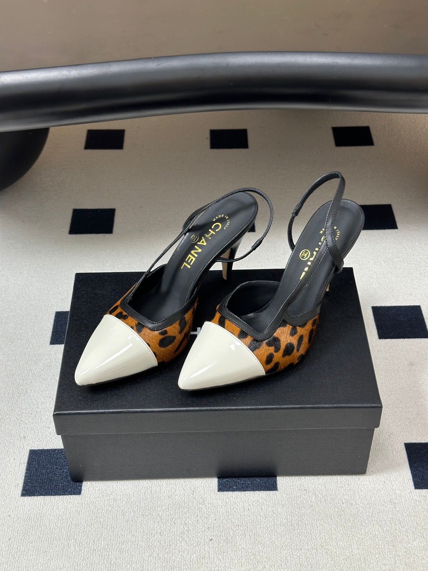 CHANEL 26S POINTED TOE HIGH HEEL SLINGBACKS 85 MM IN BROWN PONY HAIR WITH WHITE TOE