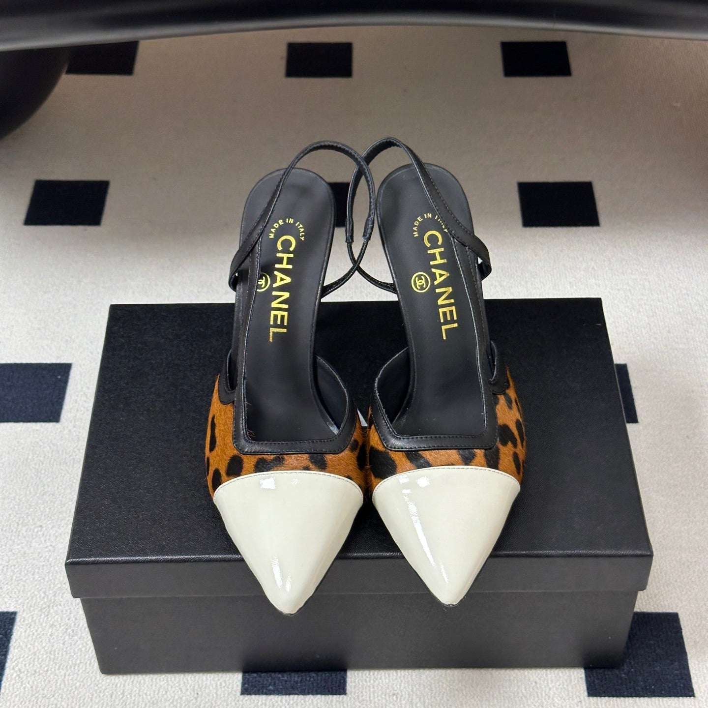 CHANEL 26S POINTED TOE HIGH HEEL SLINGBACKS 85 MM IN BROWN PONY HAIR WITH WHITE TOE