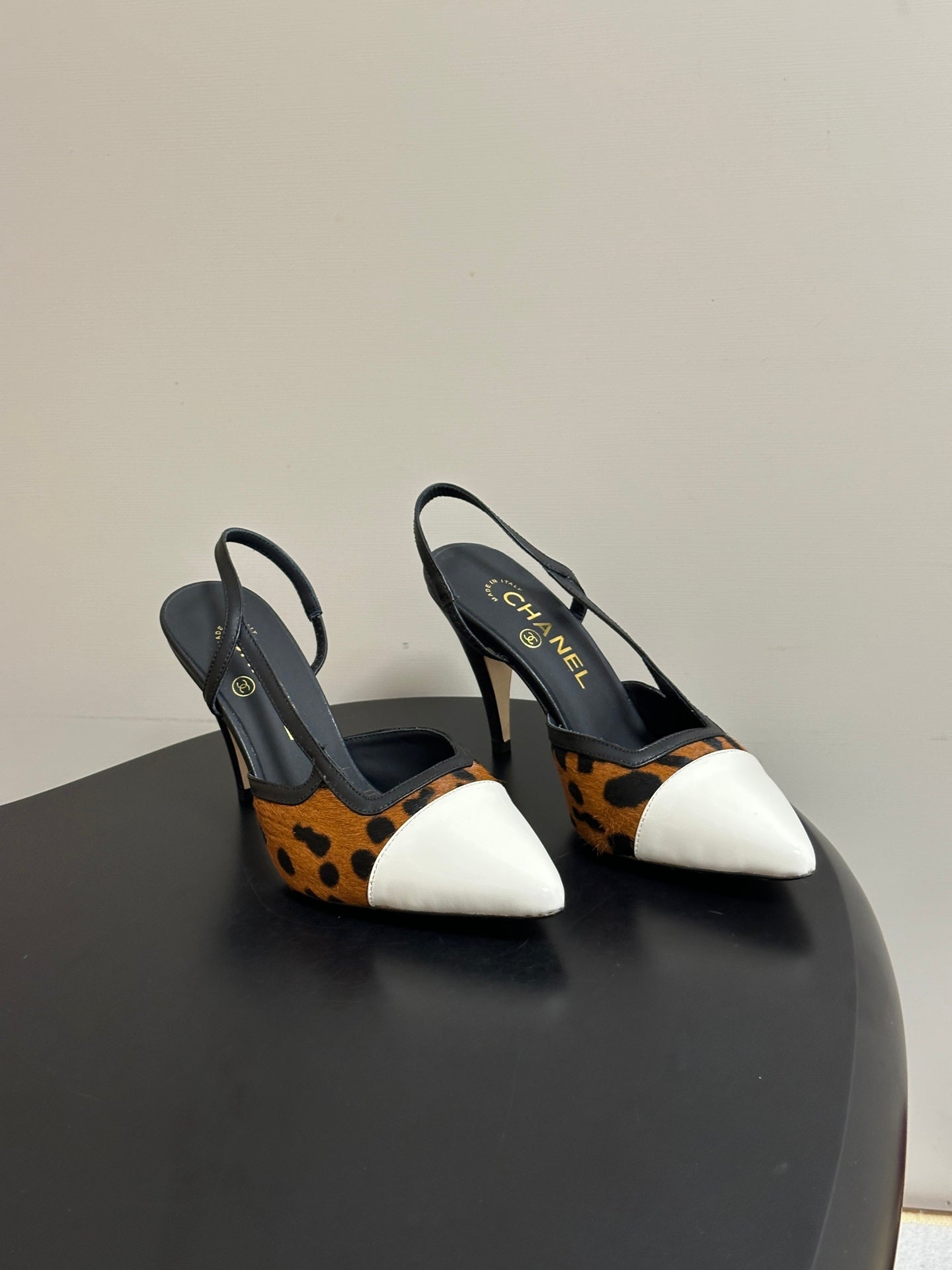 CHANEL 26S POINTED TOE HIGH HEEL SLINGBACKS 85 MM IN BROWN PONY HAIR WITH WHITE TOE
