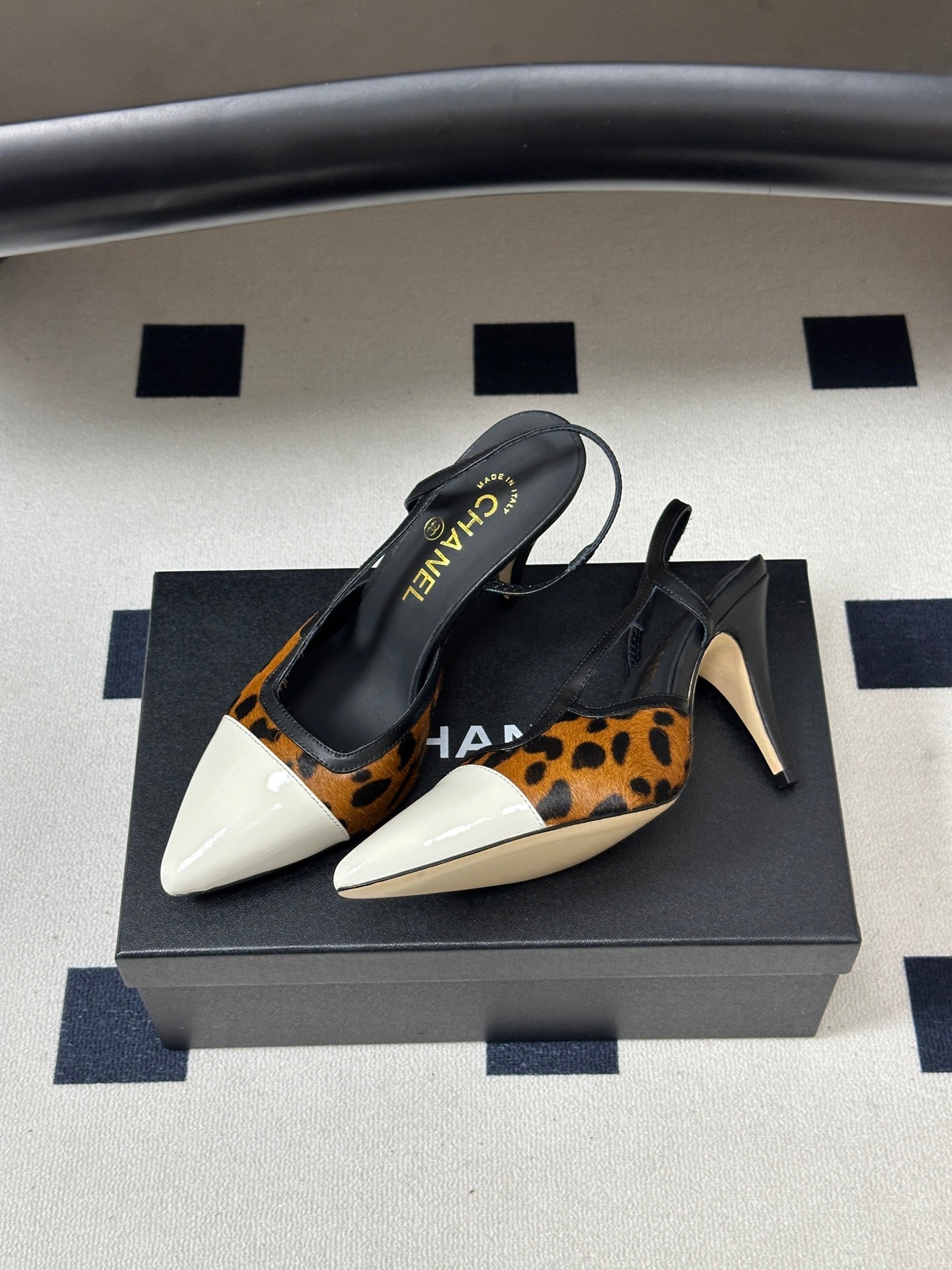 CHANEL 26S POINTED TOE HIGH HEEL SLINGBACKS 85 MM IN BROWN PONY HAIR WITH WHITE TOE