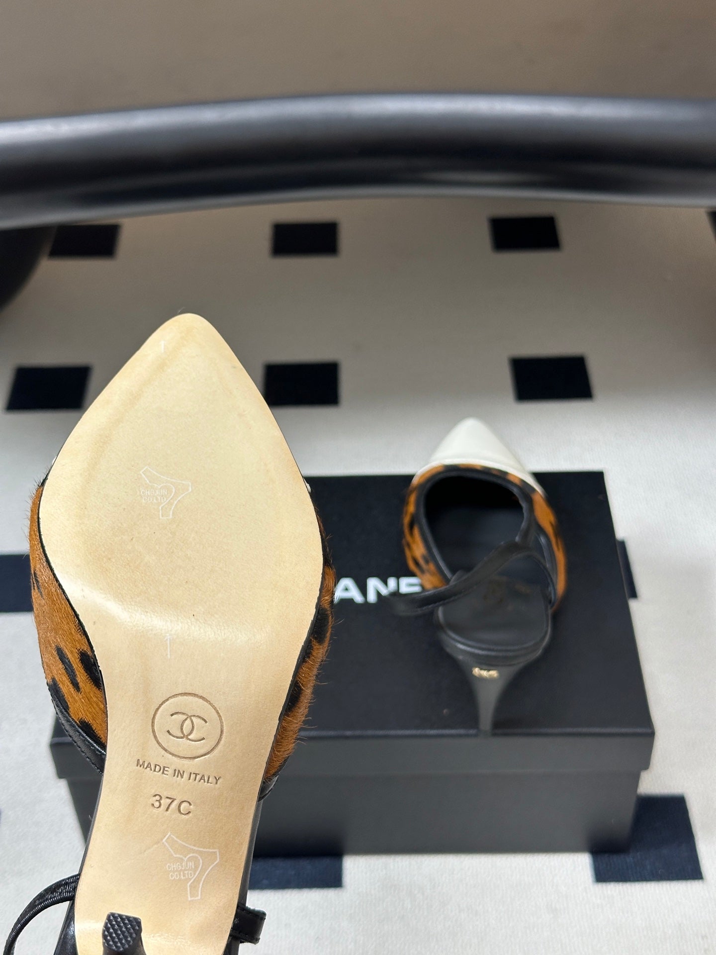 CHANEL 26S POINTED TOE HIGH HEEL SLINGBACKS 85 MM IN BROWN PONY HAIR WITH WHITE TOE