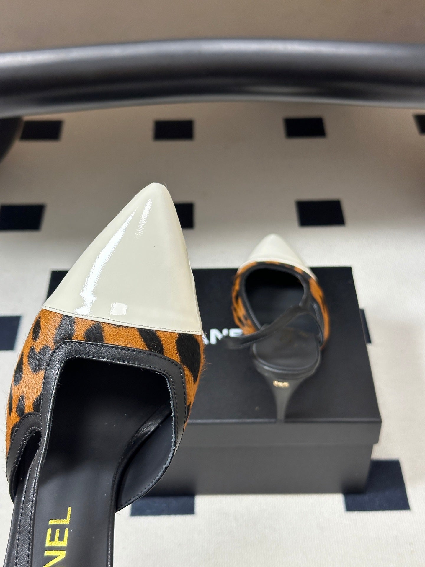 CHANEL 26S POINTED TOE HIGH HEEL SLINGBACKS 85 MM IN BROWN PONY HAIR WITH WHITE TOE