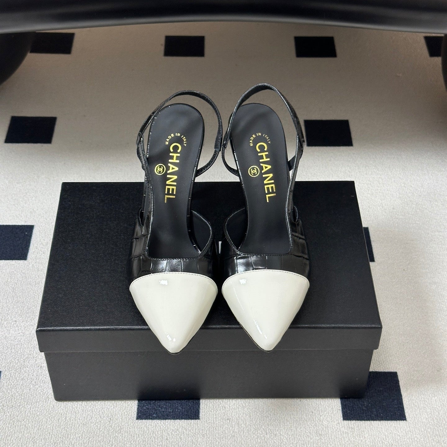 CHANEL 26S POINTED TOE HIGH HEEL SLINGBACKS 85 MM IN IN WHITE LAMBSKIN AND BLACK FABRIC