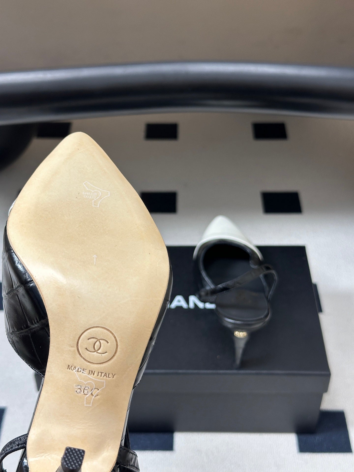CHANEL 26S POINTED TOE HIGH HEEL SLINGBACKS 85 MM IN IN WHITE LAMBSKIN AND BLACK FABRIC