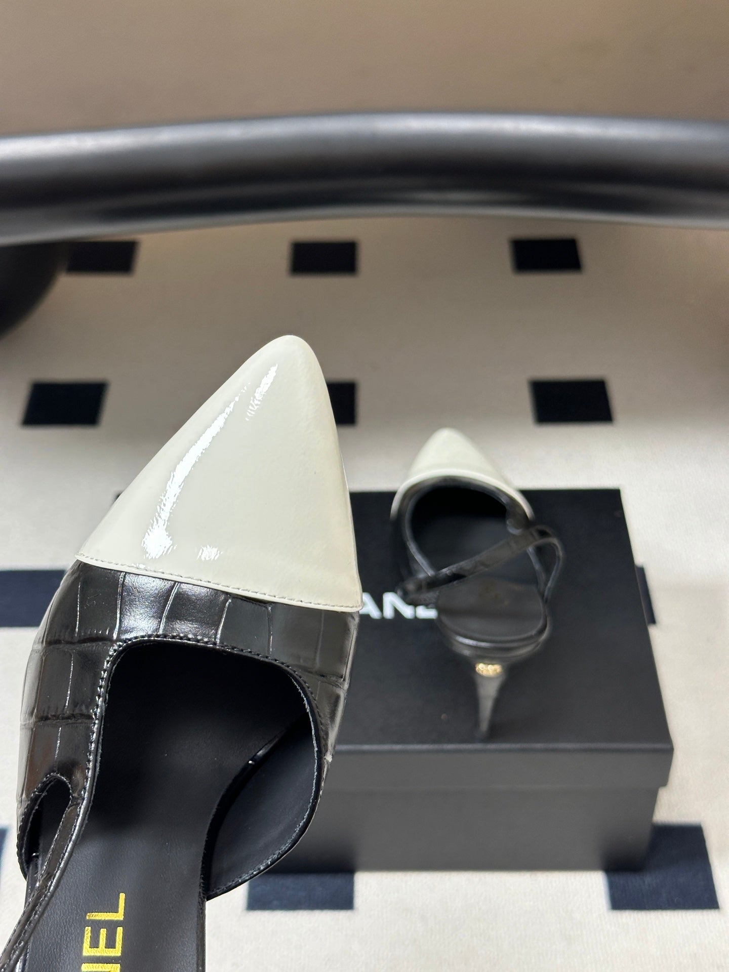 CHANEL 26S POINTED TOE HIGH HEEL SLINGBACKS 85 MM IN IN WHITE LAMBSKIN AND BLACK FABRIC