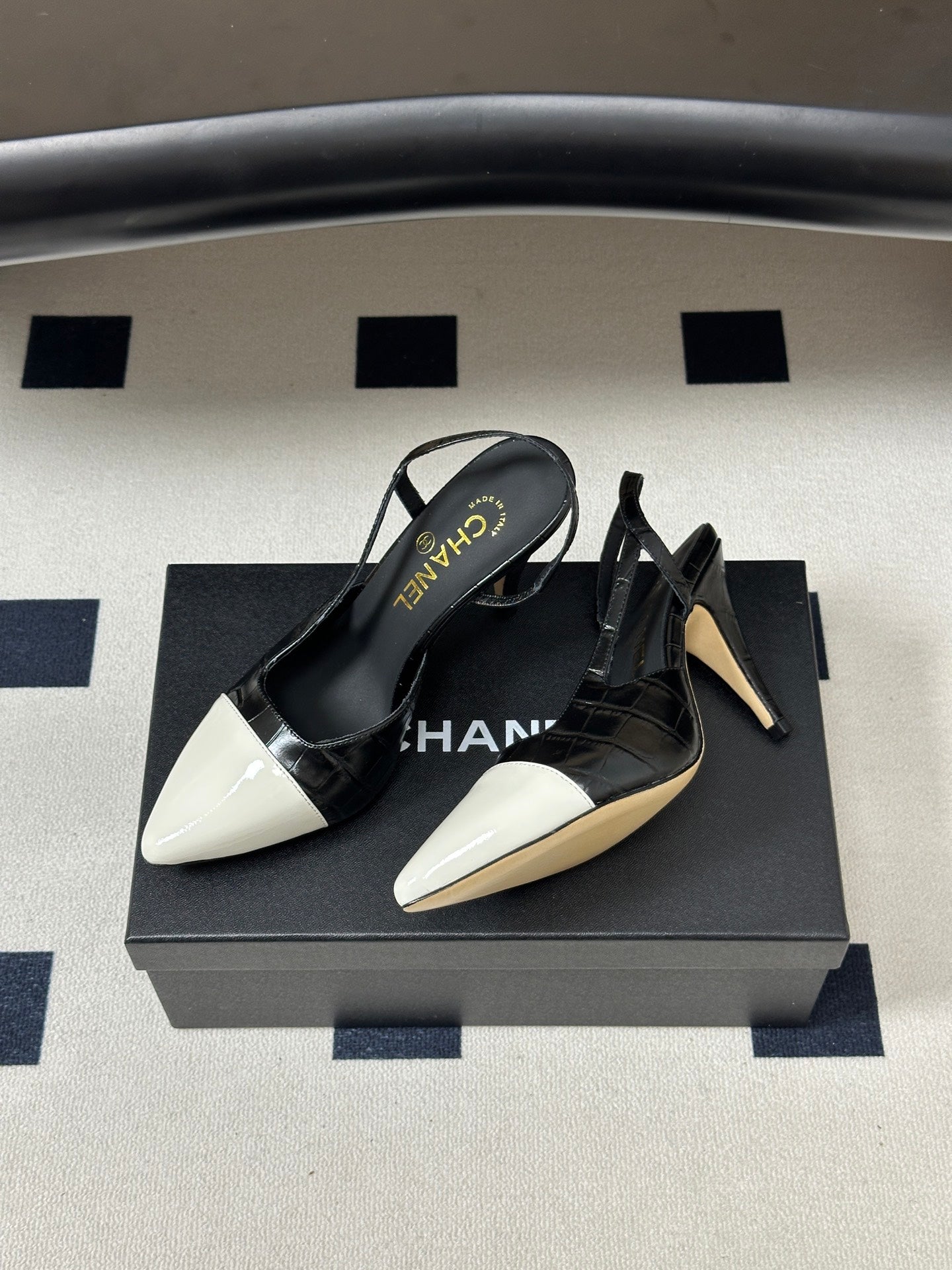 CHANEL 26S POINTED TOE HIGH HEEL SLINGBACKS 85 MM IN IN WHITE LAMBSKIN AND BLACK FABRIC