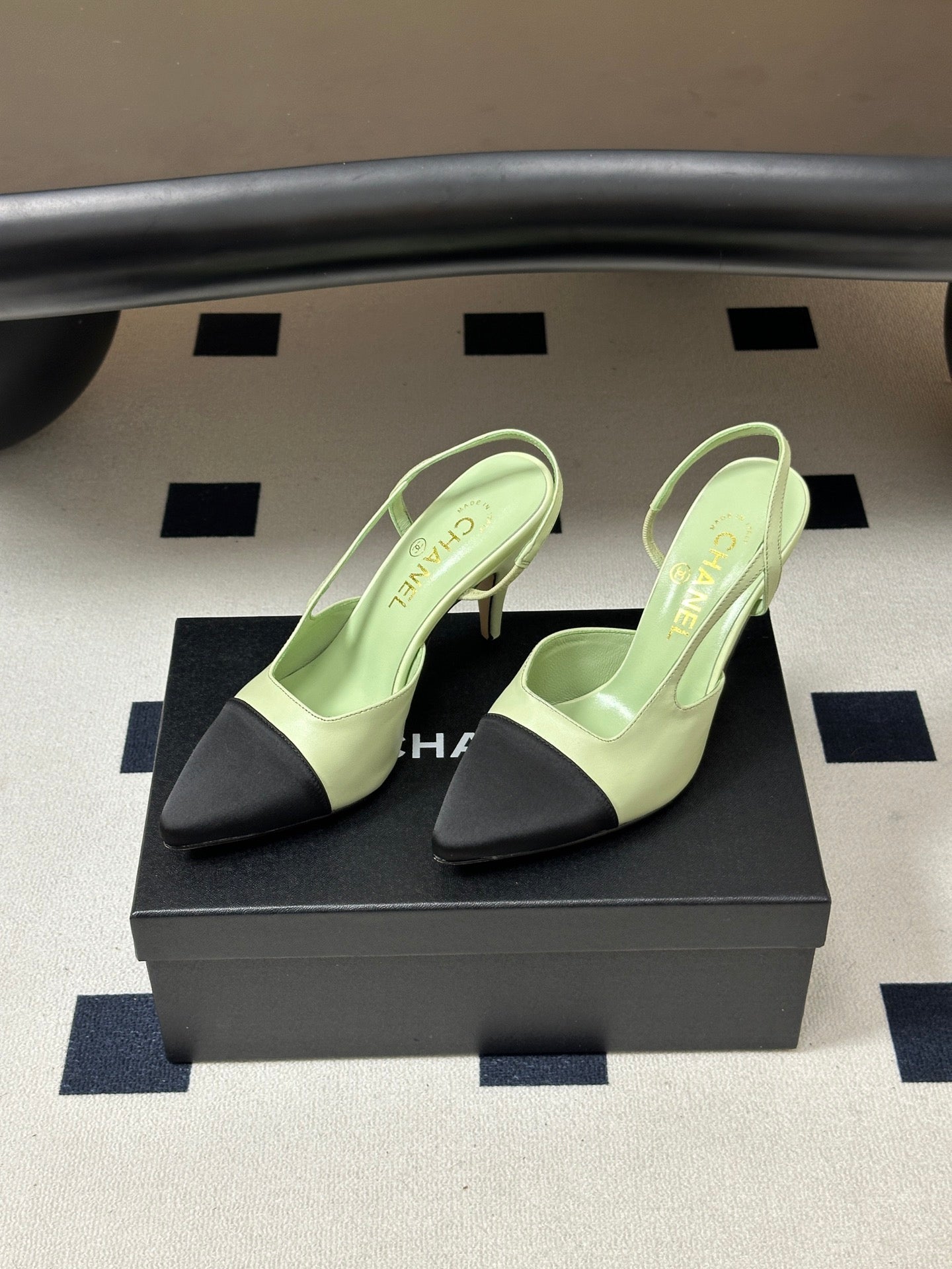 CHANEL 26S POINTED TOE HIGH HEEL SLINGBACKS 85 MM IN PASTEL GREEN LAMBSKIN WITH BLACK TOE