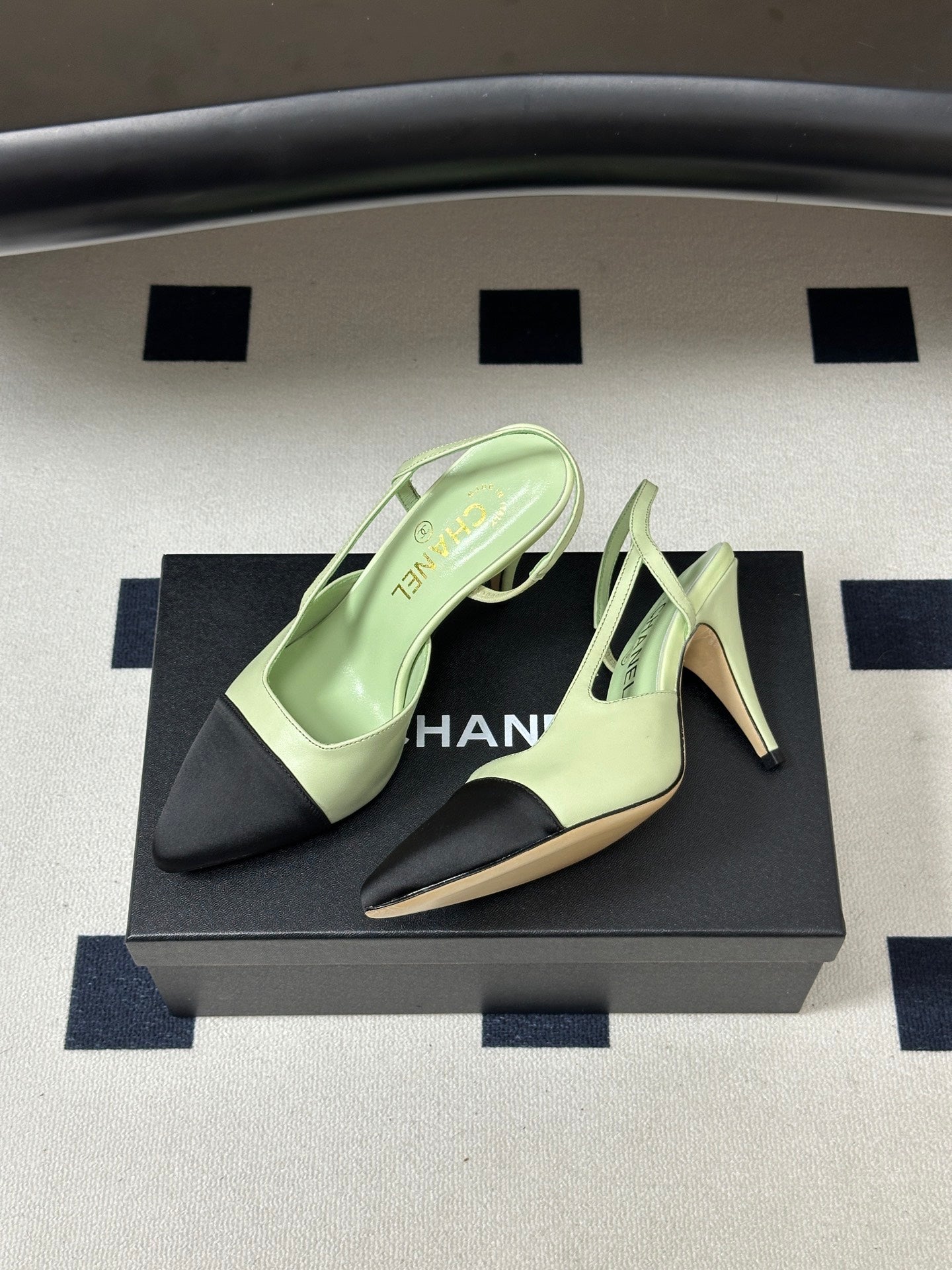 CHANEL 26S POINTED TOE HIGH HEEL SLINGBACKS 85 MM IN PASTEL GREEN LAMBSKIN WITH BLACK TOE