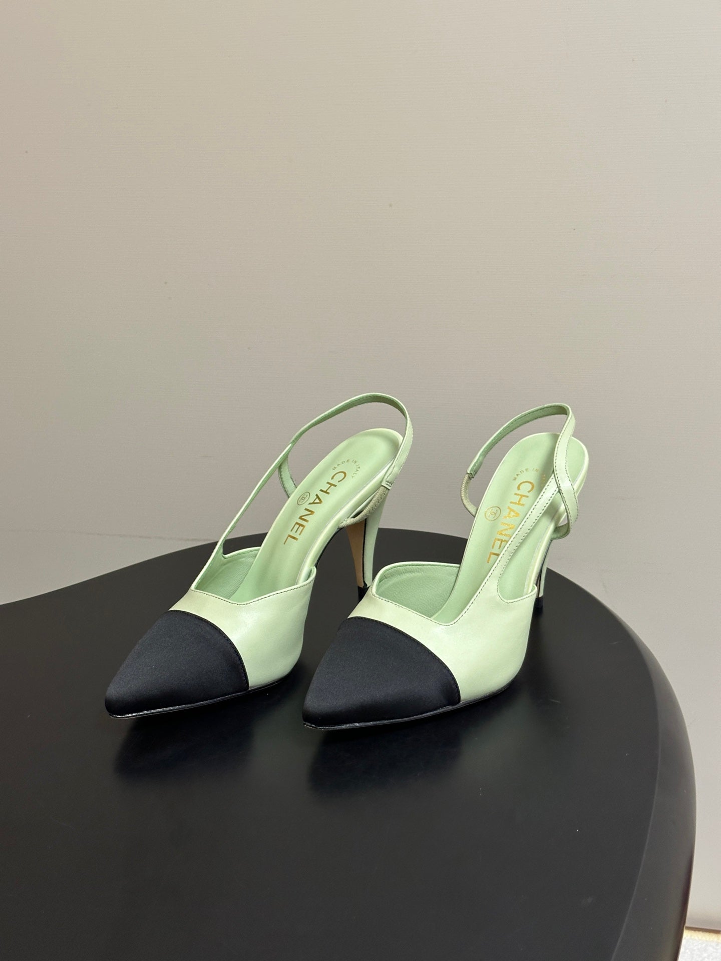CHANEL 26S POINTED TOE HIGH HEEL SLINGBACKS 85 MM IN PASTEL GREEN LAMBSKIN WITH BLACK TOE
