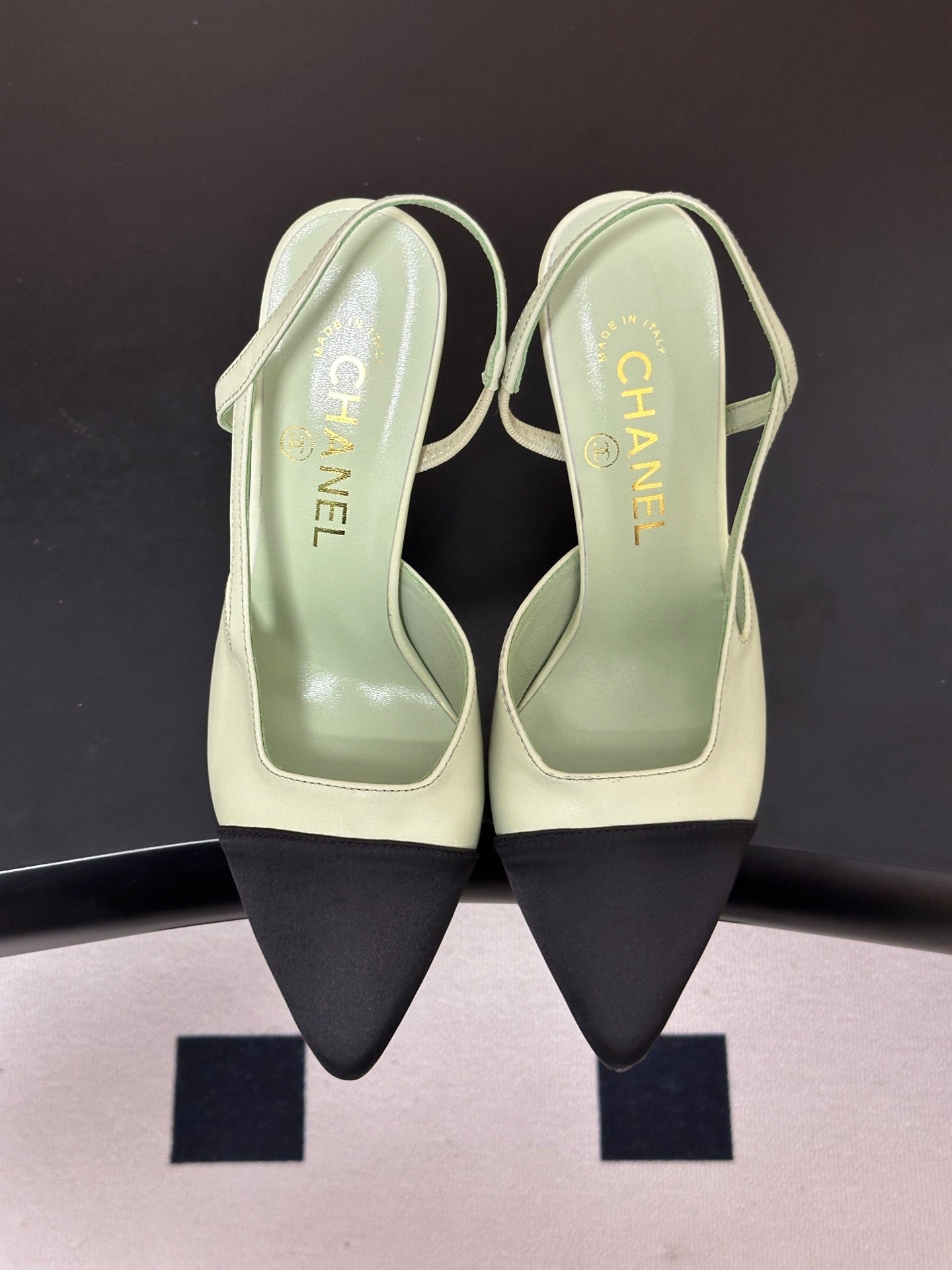 CHANEL 26S POINTED TOE HIGH HEEL SLINGBACKS 85 MM IN PASTEL GREEN LAMBSKIN WITH BLACK TOE