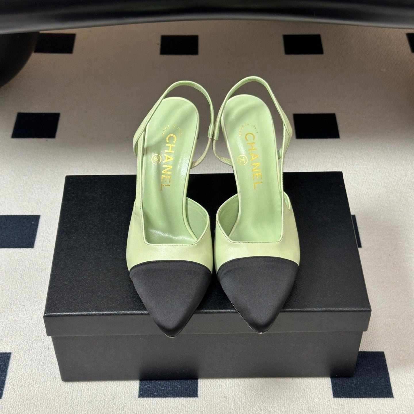 CHANEL 26S POINTED TOE HIGH HEEL SLINGBACKS 85 MM IN PASTEL GREEN LAMBSKIN WITH BLACK TOE