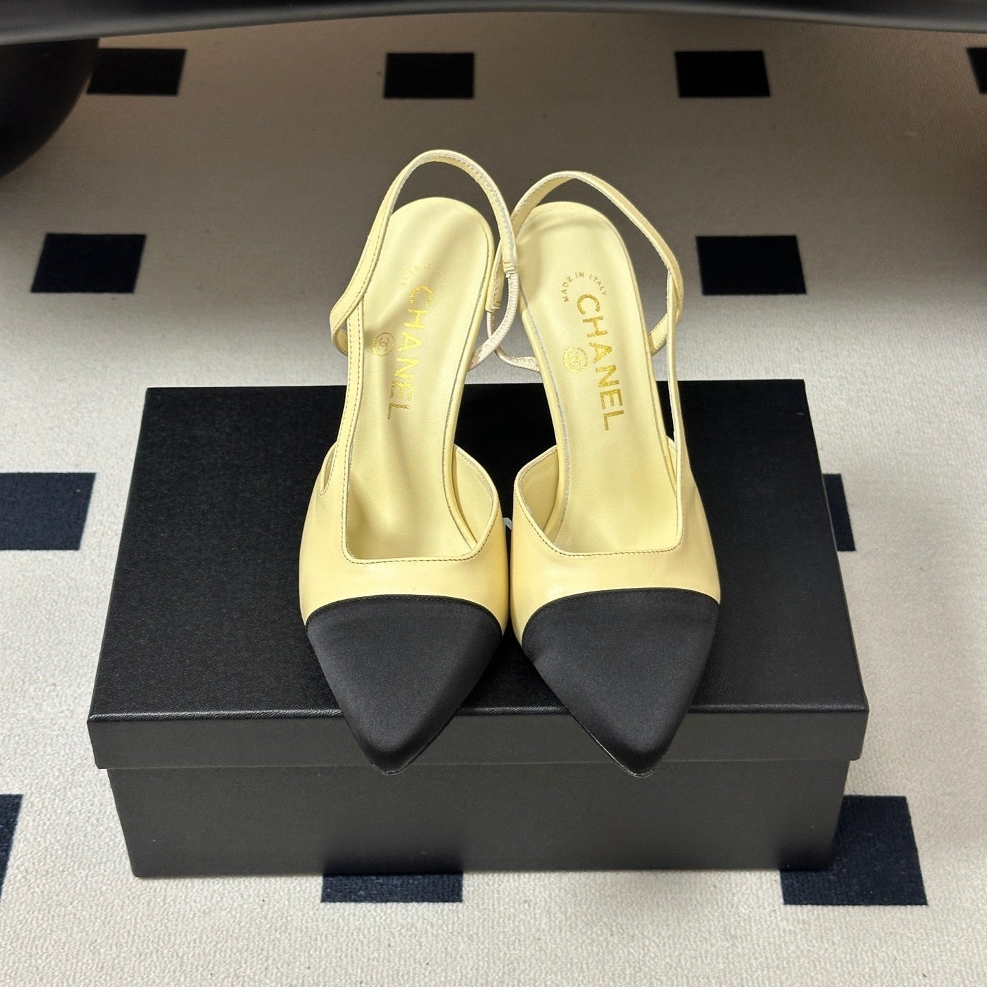 CHANEL 26S POINTED TOE HIGH HEEL SLINGBACKS 85 MM IN CREAM LAMBSKIN AND BLACK FABRIC