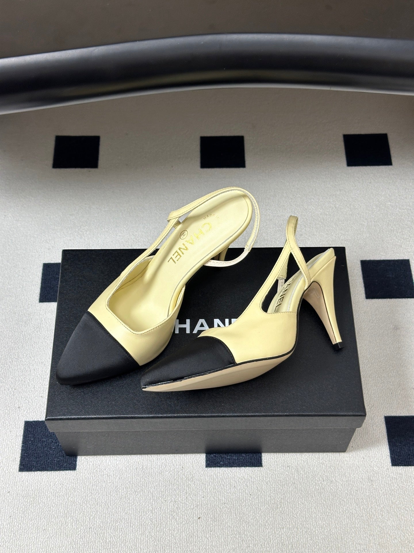CHANEL 26S POINTED TOE HIGH HEEL SLINGBACKS 85 MM IN CREAM LAMBSKIN AND BLACK FABRIC