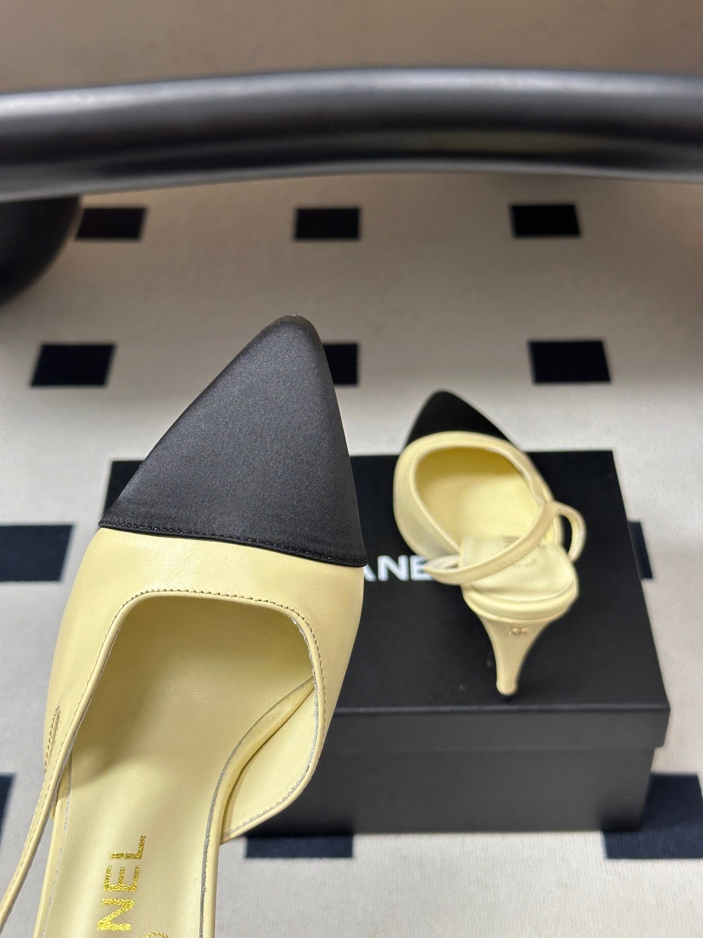 CHANEL 26S POINTED TOE HIGH HEEL SLINGBACKS 85 MM IN CREAM LAMBSKIN AND BLACK FABRIC