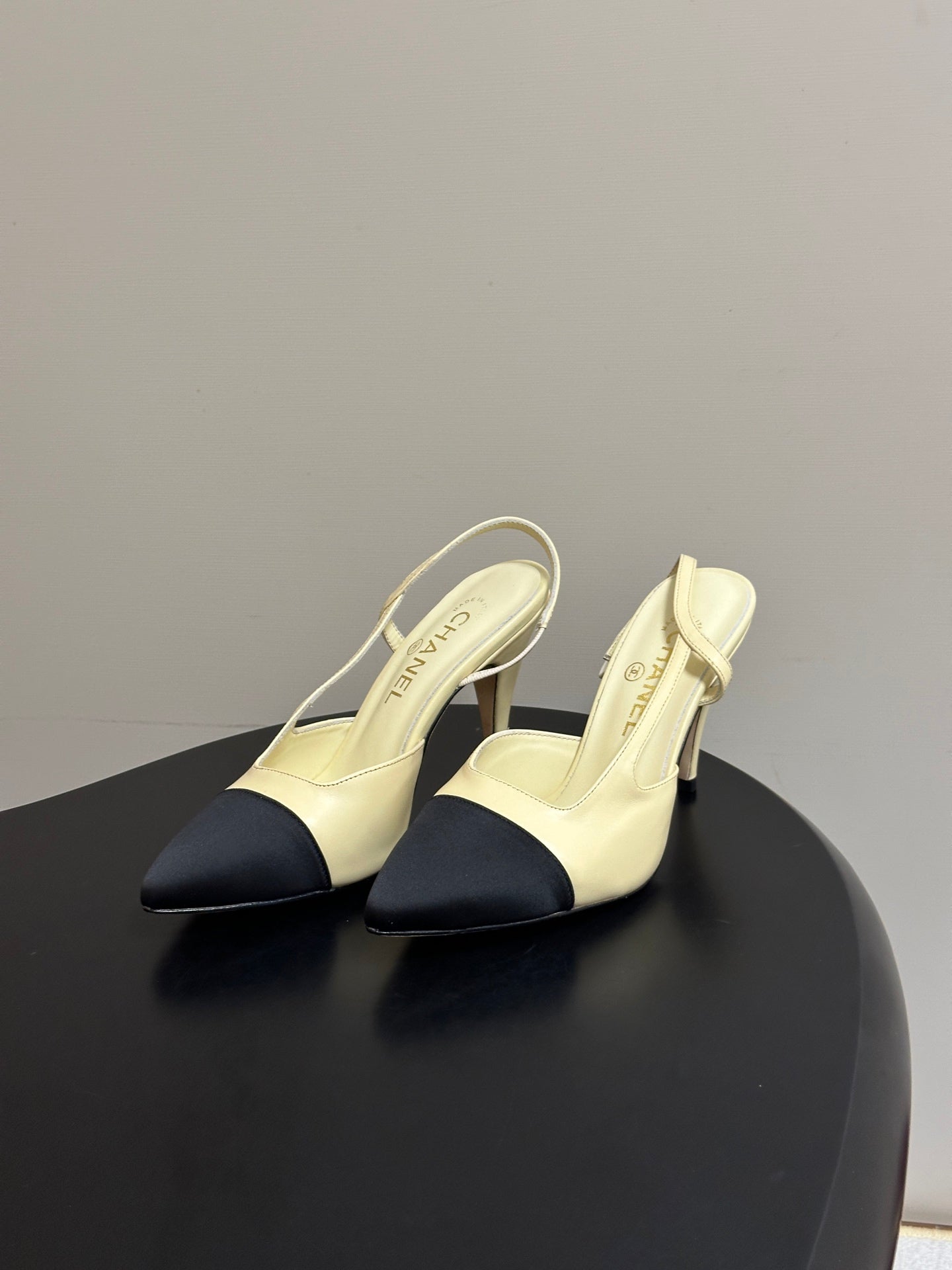 CHANEL 26S POINTED TOE HIGH HEEL SLINGBACKS 85 MM IN CREAM LAMBSKIN AND BLACK FABRIC