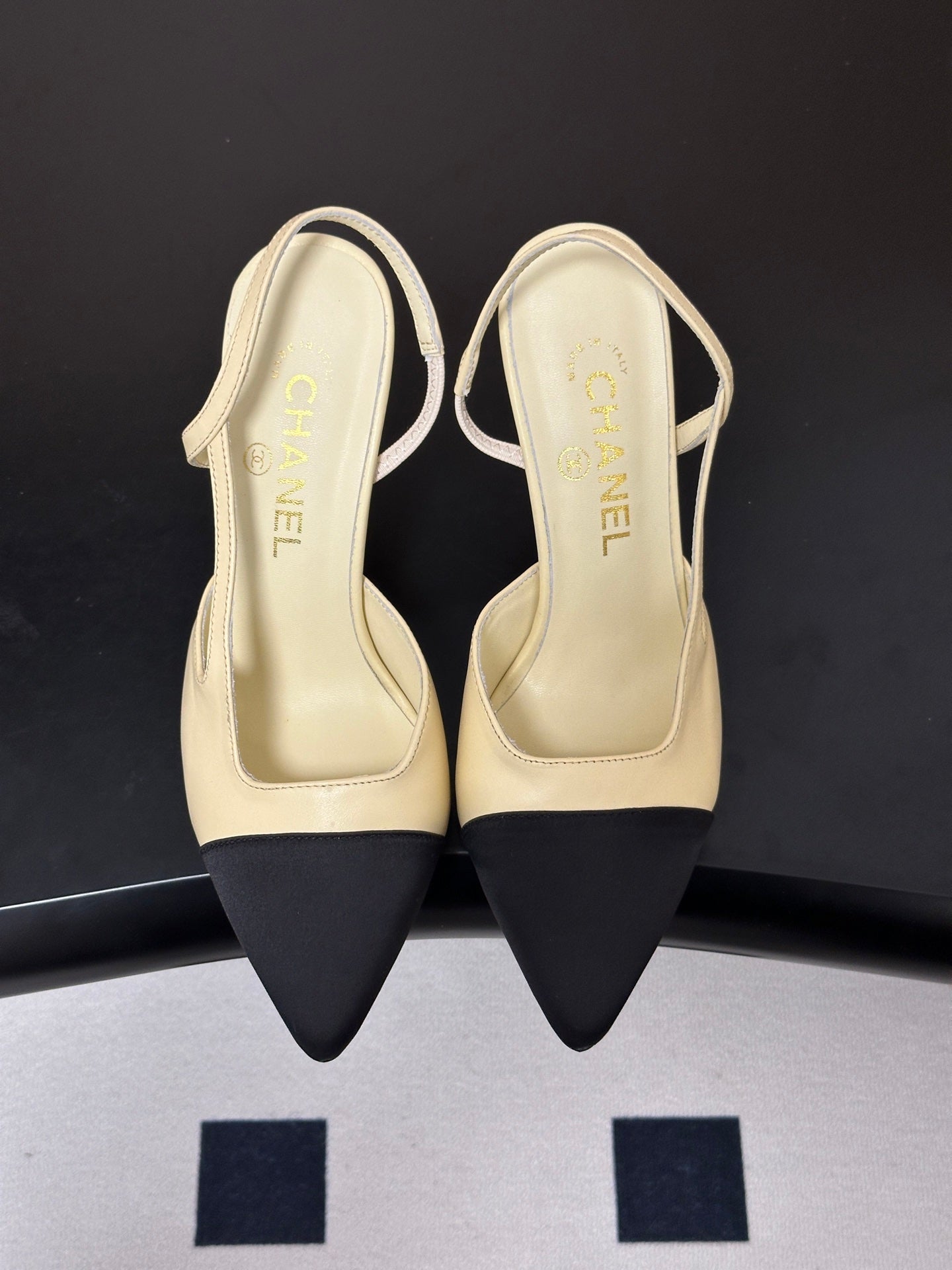 CHANEL 26S POINTED TOE HIGH HEEL SLINGBACKS 85 MM IN CREAM LAMBSKIN AND BLACK FABRIC