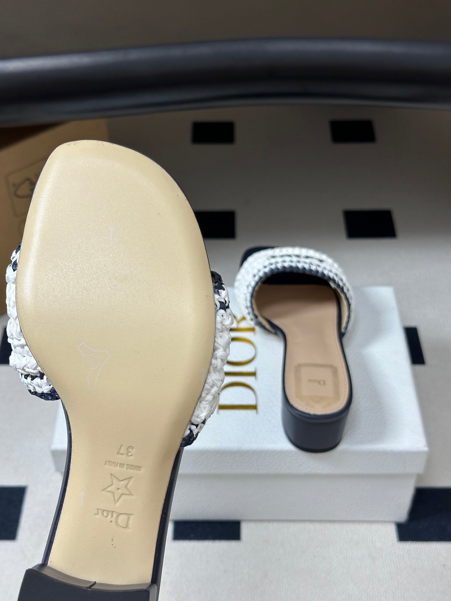 DIOR 26S BLOCK-HEEL SLIDE SANDALS 40MM IN WHITE AND DEEP BLUE RAFFIA