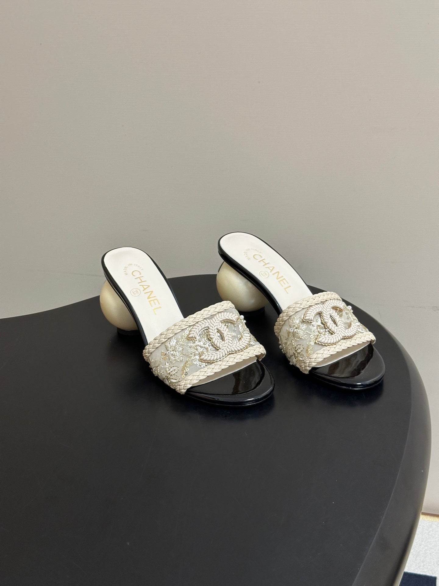 CHANEL 26S PEARL EMBELLISHED FLAT SANDALS IN WHITE LEATHER AND EMBROIDERED FABRIC