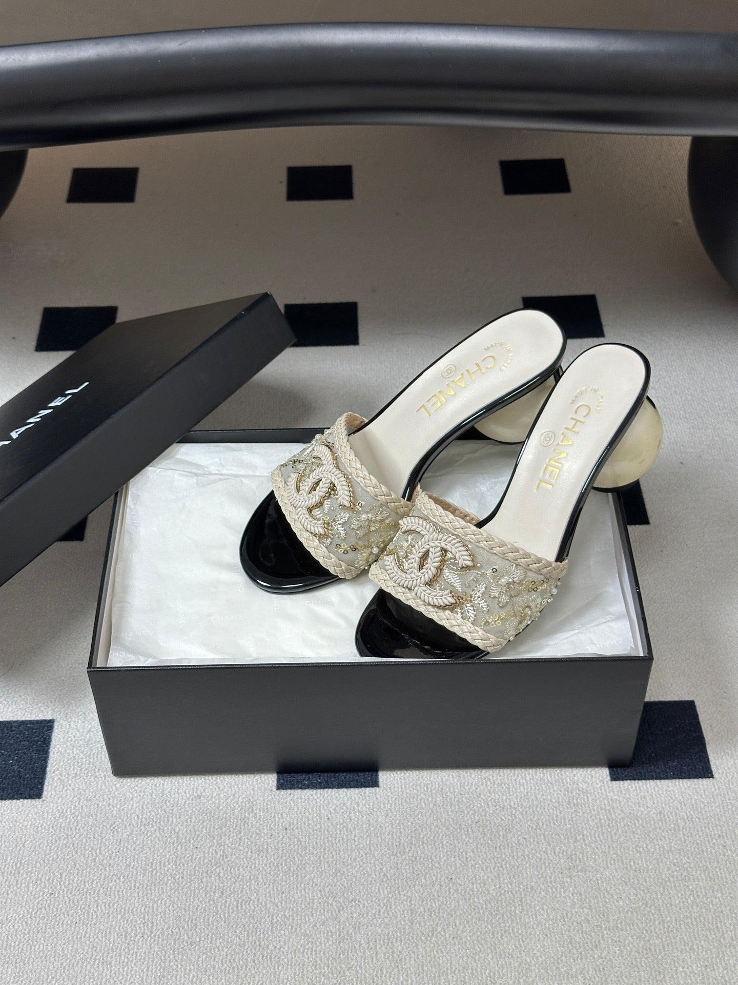 CHANEL 26S PEARL EMBELLISHED FLAT SANDALS IN WHITE LEATHER AND EMBROIDERED FABRIC