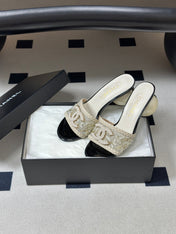 CHANEL 26S PEARL EMBELLISHED FLAT SANDALS IN WHITE LEATHER AND EMBROIDERED FABRIC