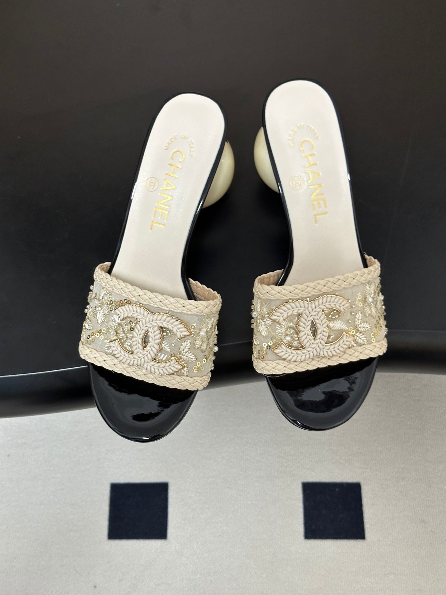 CHANEL 26S PEARL EMBELLISHED FLAT SANDALS IN WHITE LEATHER AND EMBROIDERED FABRIC